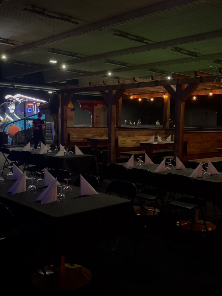 Meillä on tilaa isoillekin porukoille 🎉 Tilamme sopivat täydellisesti suuriin yksityistilaisuuksiin ja hauskoihin tiimipäiviin!