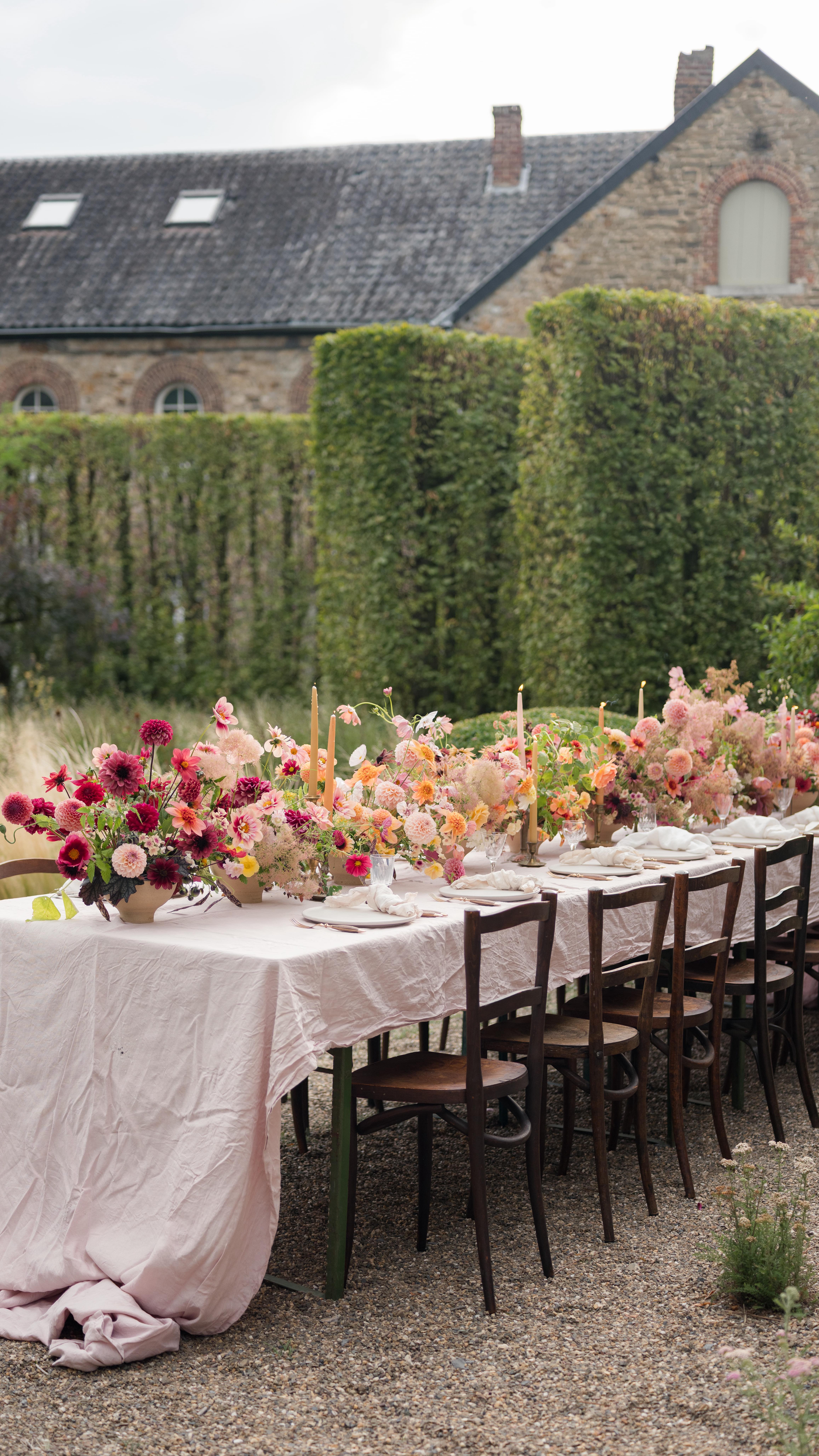 Still daydreaming about this garden style tablescape. I also love how it felt like both summer and fall at the same time. A perfect September palette.
Utah Florist | Wedding Inspo | Fall Wedding | Garden Style Wedding