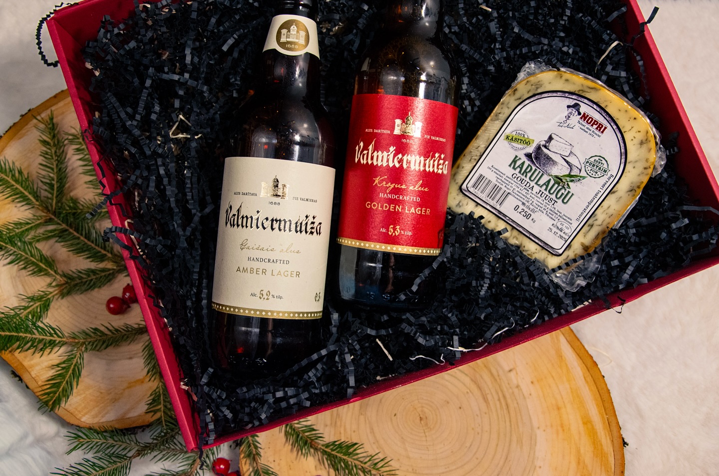 Kas tahaksid sel aastal kinkida midagi uut ja päriselt üllatada? 🎁✨
Kingi maitseelamus – hoolikalt kokku pandud kinkepakid sinu lähedastele või sõpradele.
🍾 Personaalsus: komplekt pannakse kokku sinu soovide järgi.
✨Kvaliteet: šampanja, crémant, cava, prosecco, kvaliteetveinid, maailmaklassi õlled ja siidrid.
🧀 Koostöö Nopriga: Nopri talu käsitööjuustudega sobitatud maitsepaarid.
🌿 Kõigile sobiv: saadaval alkoholivabad ja vegan valikud.
🏷️ Temaatiline pakendilahendus: jõulud, isadepäev, sõbrapäev jms.
🚚 Mugavus: komplekteerime, pakendame ja korraldame tarne kokkuleppel.
📦 Paindlikkus: telli 1 või mitu.
📩 Võta ühendust sõnumi teel või e-kirjaga — lynelly@mulljamaik.ee