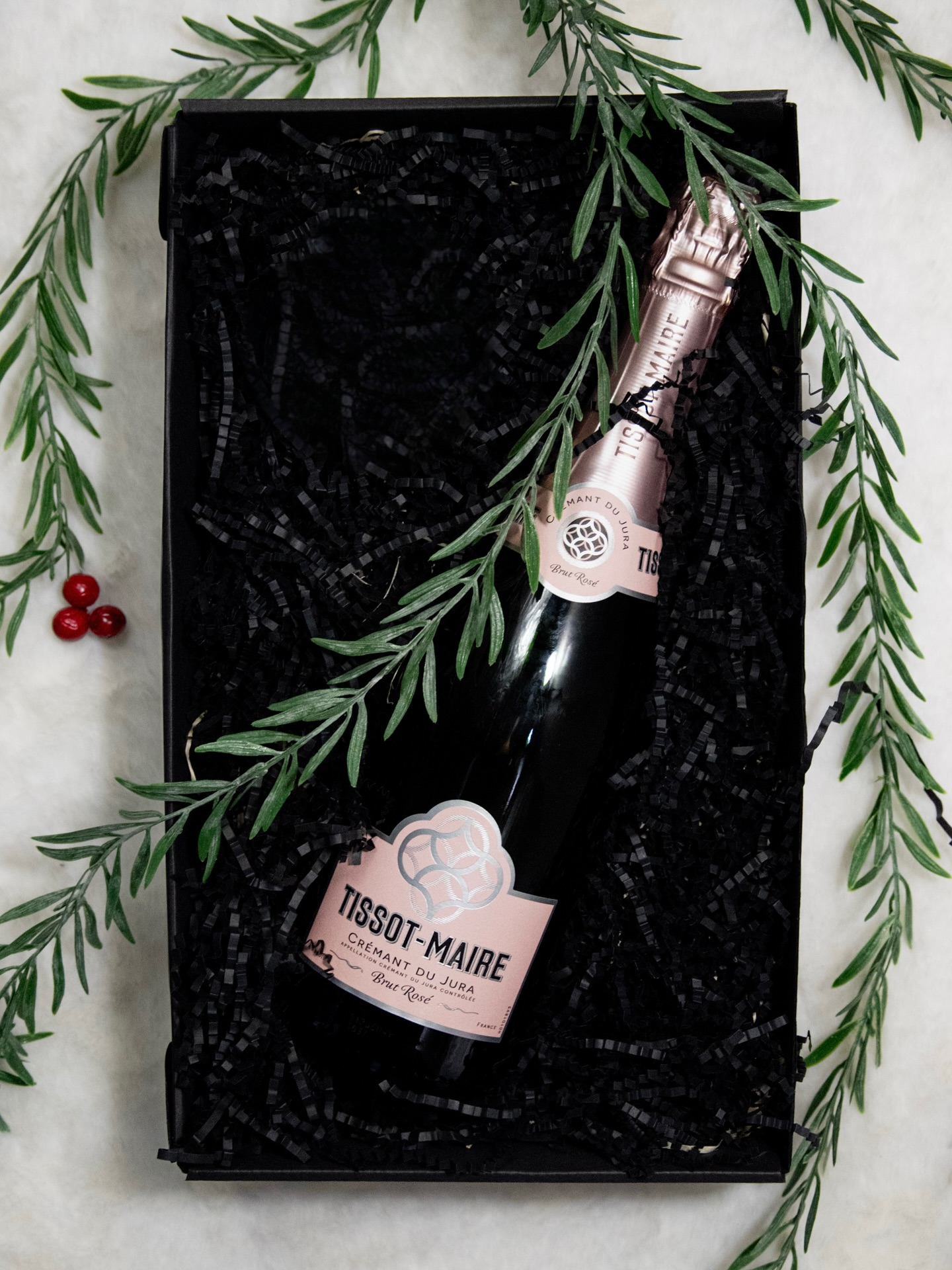 Kas tahaksid sel aastal kinkida midagi uut ja päriselt üllatada? 🎁✨
Kingi maitseelamus – hoolikalt kokku pandud kinkepakid sinu lähedastele või sõpradele.
🍾 Personaalsus: komplekt pannakse kokku sinu soovide järgi.
✨Kvaliteet: šampanja, crémant, cava, prosecco, kvaliteetveinid, maailmaklassi õlled ja siidrid.
🧀 Koostöö Nopriga: Nopri talu käsitööjuustudega sobitatud maitsepaarid.
🌿 Kõigile sobiv: saadaval alkoholivabad ja vegan valikud.
🏷️ Temaatiline pakendilahendus: jõulud, isadepäev, sõbrapäev jms.
🚚 Mugavus: komplekteerime, pakendame ja korraldame tarne kokkuleppel.
📦 Paindlikkus: telli 1 või mitu.
📩 Võta ühendust sõnumi teel või e-kirjaga — lynelly@mulljamaik.ee