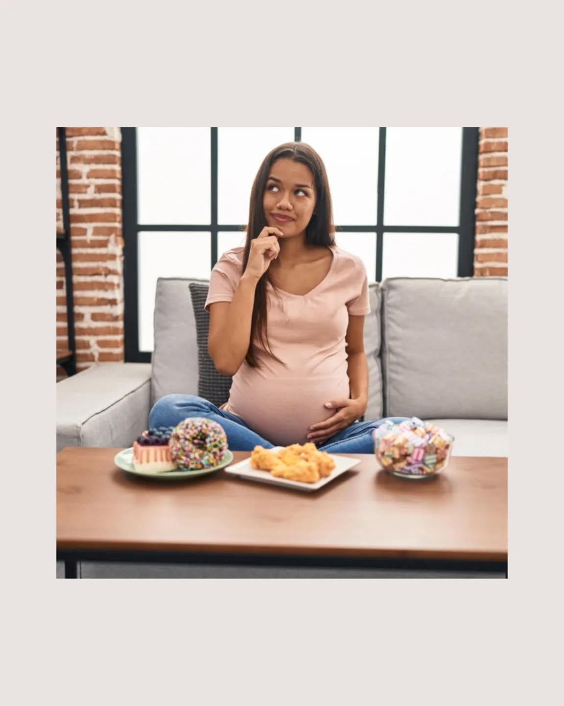 Wat mag en kan je eten op de verloskamer als je in arbeid bent? 🤔
Tijdens je arbeid is het belangrijk dat je voldoende energie 💪🏼 hebt om de fysieke inspanning vol te houden. Toch is het eten vaak afhankelijk van hoe de arbeid verloopt en of er medische ingrepen verwacht worden, zoals een keizersnede 😷
In een vlot verlopende spontane arbeid zonder medische complicaties mag er meestal nog iets licht gegeten worden 😋
Vooral licht verteerbare voeding zoals:
🍪 droge koek, cracker, rijstwafel
🍵 lichte soep
🥛yoghurt
🍞 Granen- of energiereep
🍌 fruit: bannaan, appel of gedroogde dadels
🍇 Druivensuiker levert ook extra energie
Het doel is om je lichaam te ondersteunen zonder dat je maag te vol geraakt, want misselijkheid en braken komen tijdens de arbeid vaak voor 🤢 Eet dus vooral kleine hapjes.
Het belangrijkste is dat je wel voldoende blijft drinken!
💧Water
🫖 Thee
🧃 Sportdranken, isotone dranken
Door voldoende te drinken, blijf je gehydrateerd om zo je energieniveau op peil te houden 😅
In sommige ziekenhuizen of bij geplande bevallingen of bvb bij een ruggeprik of mogelijke keizersnede kan er echter gevraagd worden om niet te eten maar enkel te blijven drinken 🍶
Toch ben je niet verplicht om iets te eten, als je niet wil en er geen zin in hebt, dan volg je beter je gevoel 😇
Te vermijden:
🍖 Zware maaltijden
🍟 Vetten of gekruide gerechten
TIP: Stem best altijd even af met de vroedvrouw die je opvolgt of je iets mag eten.
Na je bevalling kan je dan weer genieten van al dat lekker! 🍣🍤🥩
#eteninarbeid #drinkeninarbeid #lichtemaaltijden #volgjehongergevoel #volgjedorstgevoel