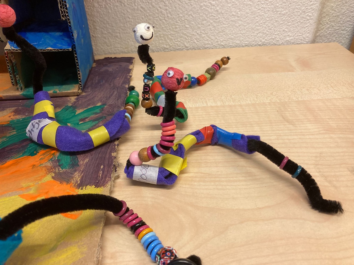 🌟 Superwormen in de gouden weken! 🌟
Tijdens beeldende vorming zijn onze onderbouw leerlingen creatief aan de slag gegaan met het thema samen wonen. 🪱✨
Ze bouwden hun eigen wormenhotel, waar de superwormen gezellig bij elkaar wonen.
Met dit kunstproject ontdekten de kinderen hoe belangrijk samenwerken is, net als de wormen in hun hotel. 💛
#goudenweken #samenwerken #superwormen #beeldendevorming