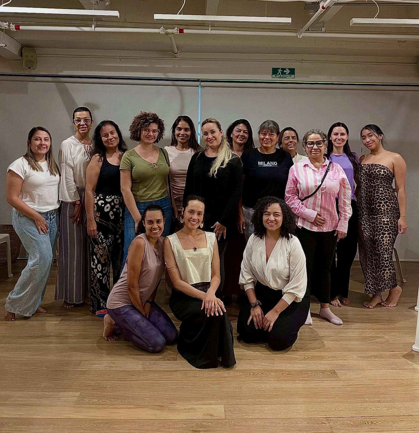 ✨En cada taller vivimos algo poderoso✨ y aquí te comparto un pequeño fragmento.
Un grupo de 15 mujeres valientes se regaló 3 horas para volver al cuerpo, reconocer sus heridas con presencia y amor y abrirse a lo que de verdad necesitan: seguridad interna, placer y confianza.
🌹 Nos recordamos que la energía femenina no es “verse bonita” o “ser delicada”.
Es habitar el cuerpo con amor, recibir con apertura, sentir con valentía.
🔥 Y la energía masculina no es “ser dura o rígida”, sino accionar con dirección y sostenernos con presencia.
En esta experiencia suavizamos la rigidez, liberamos tensiones guardadas y nos abrimos al placer de sentirnos vivas otra vez. 💫
Y quiero decirte algo: esto también puede ser para ti.
Si llevas tiempo sintiéndote exigida, cansada, desconectada o atrapada en los mismos patrones… este espacio es tu oportunidad de volver a ti, de descubrir cómo se siente habitar tu cuerpo sin máscaras y con magnetismo real.
💃🏼✨ Próximo taller: Femenina, Segura & Magnética
📆 Sábado 27 de Septiembre
📍 Medellín
¿Lista para vivir esta experiencia? Escribe la palabra Femenina y te paso los detalles.🌷