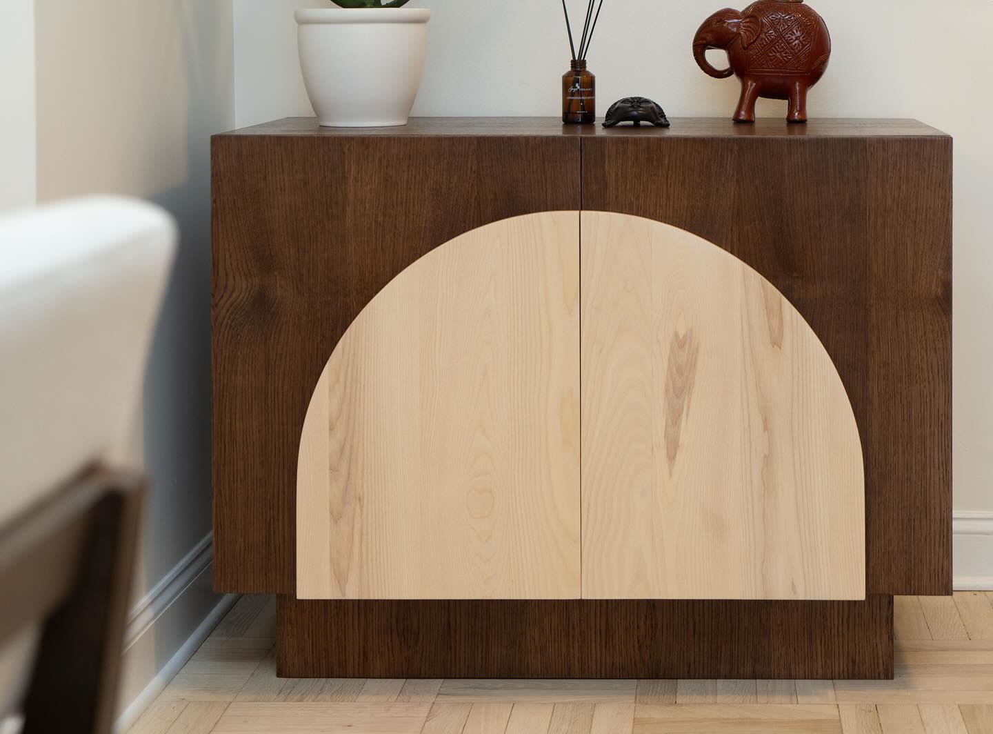 This one is called Violet’s Console 🐾
Designed to efficiently store everything you might need to pick up or drop off in an entryway, this console is a crossroads of art and functionality.
The two-tone color scheme adds striking contrast, while the arched hardwood handles offer a bit of softness - a stunning juxtaposition.
This piece lives alongside a Custom Breakfast Nook we design and built earlier this year. The handles mimic the colors and curves of this set, making the space feel calm and cohesive!
Thank you again @_rebeccaalexander_ for allowing us to stretch our creative muscles! Brandon and I are already looking forward to the next project 🛠️
#pathdesign #pathdesignco #followyourpath #furnituredesign #woodworking #bespokefurniture #hardwoodfurniture #customfurniture #entrywayconsole #smallbusiness