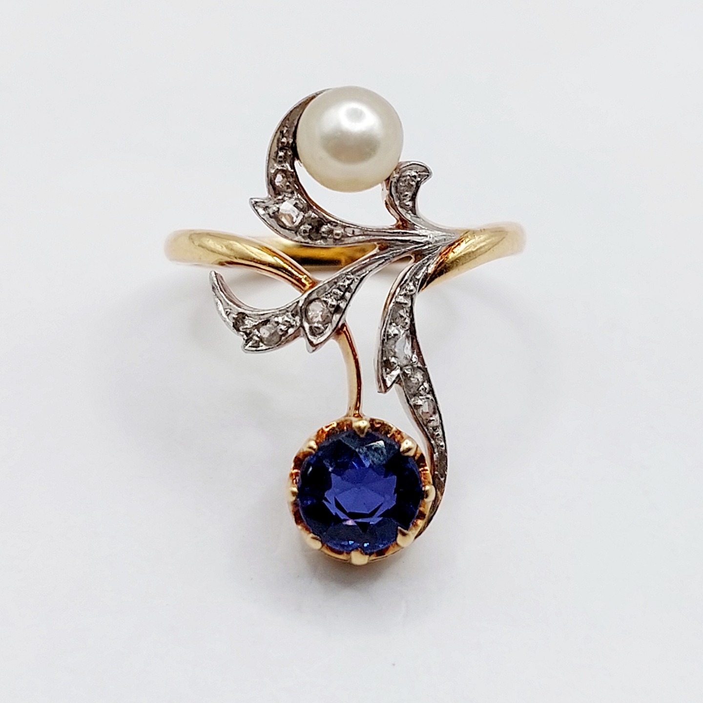 ///SOLD/// French antique duchess ring 18k gold set with a 0.80 carat synthetic sapphire flanked by a pearl and rose cut diamond (circa 1900)
PRICE : 860€
Magnificent French goldsmith work from the 1900s
Size: 49 FR / 5 US
Weight: 5.19 g
Sapphire size: 5.9 mm (estimated at 0.80 carat)
Head size: 23.5 x 12.3 mm
Please note: Micro scratches on the edges of the sapphire, micro-scratches from use
Horsehead hallmark (French hallmarks)
#frenchjewelry #diamond #diamondring #antiquering #victorian #victorianring #marquisering #augustusjewels #vintagering #daisyring #daimondhaloring #sapphire #sapphirering #diamondhalo #oldminecut #oldminecutdiamond