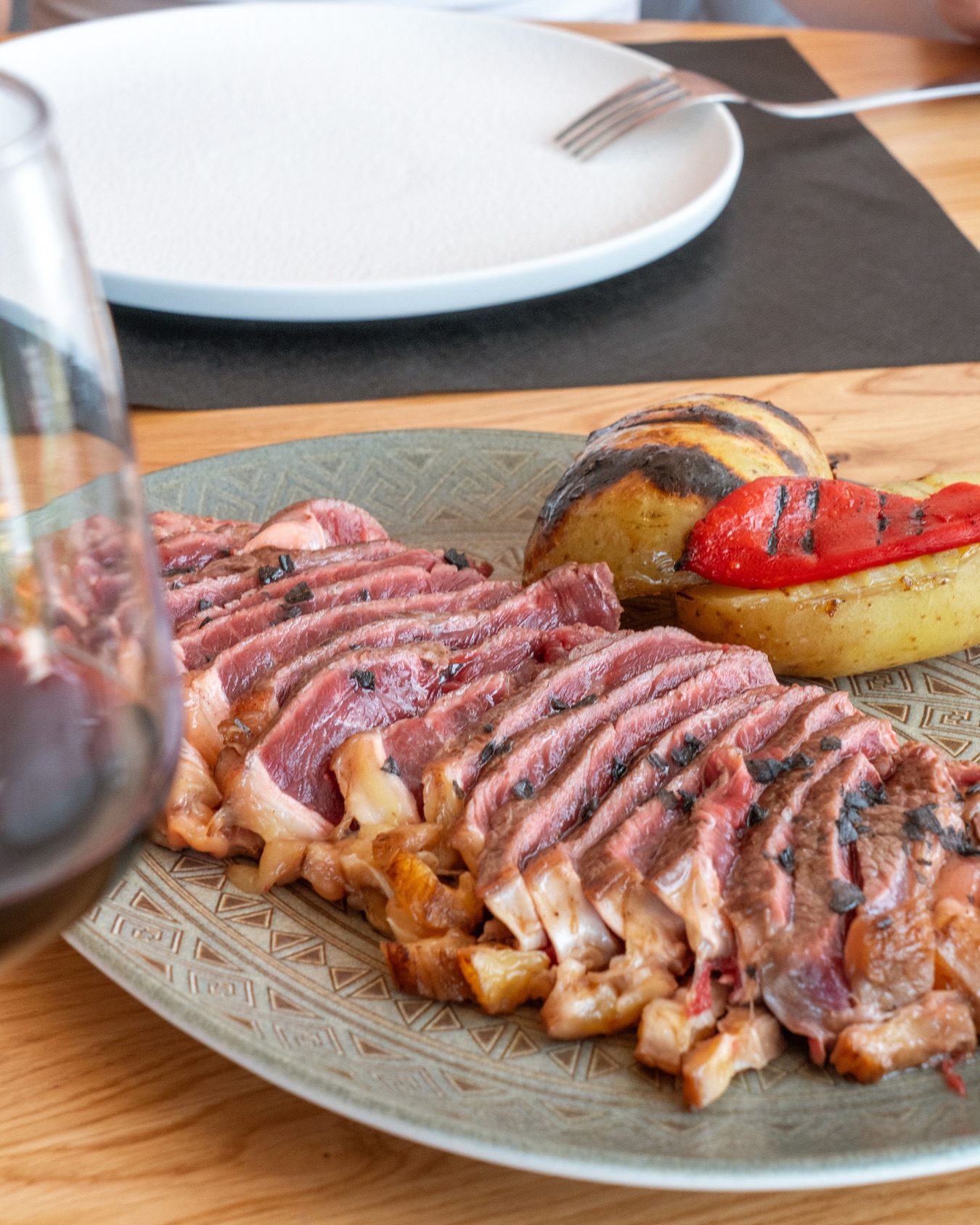 Chuletón de vaca madurada (30 días, 500 grs) 🥩
Medio kilo de sabor intenso, ternura y ese punto perfecto que solo consigue la maduración lenta. Para disfrutar sin prisas.
Descubre nuestra carta🍽️
📍 Port d’Aiguadolç, Sitges
📲 A través de nuestro teléfono 936 001 332 o en nuestra web
#restaurante #OlaveSitges #SaboresDelPuerto #restaurantemediterraneo #olave #sitges #portsitges #restaurantesitges #menuarroz #arroces #mariscos #pescadosfrescos #carnes #sabormediterraneo #tapas #gastronomia #food#restaurantesenbarcelona #mediterraneancuisine #portdaiguadolç #foodiesbarcelona