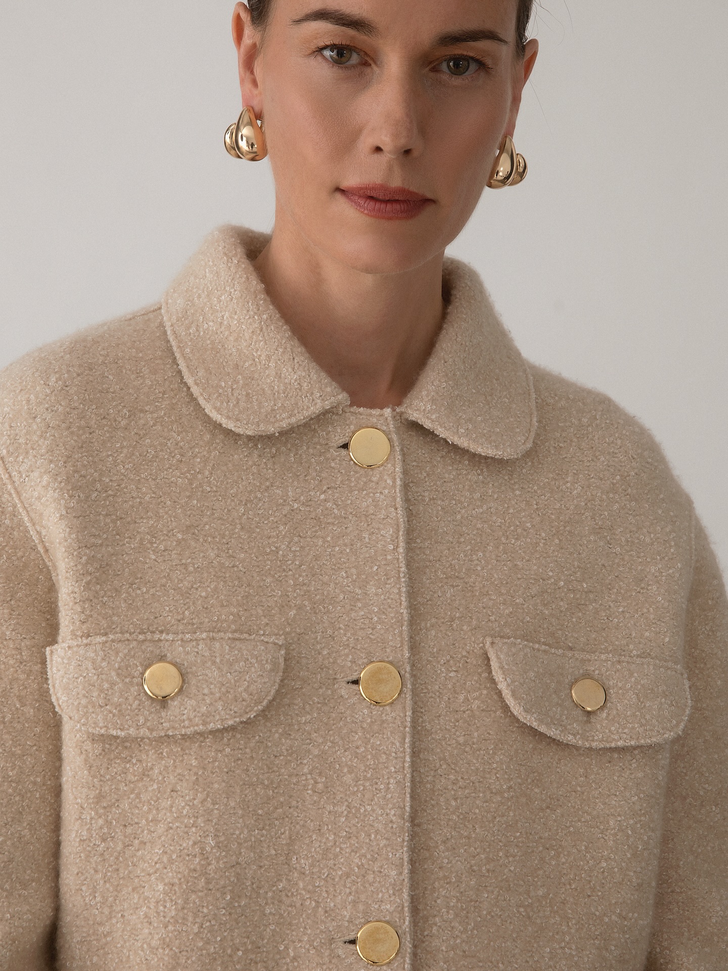 LUNARIA CASHMERE – Italian craftsmanship at its finest. This cashmere-silk jacket blends elegance, comfort and timeless tradition.
#quagliazurich #cashmere #italiancraftsmanship #luxurylifestyle #fallwintercollection