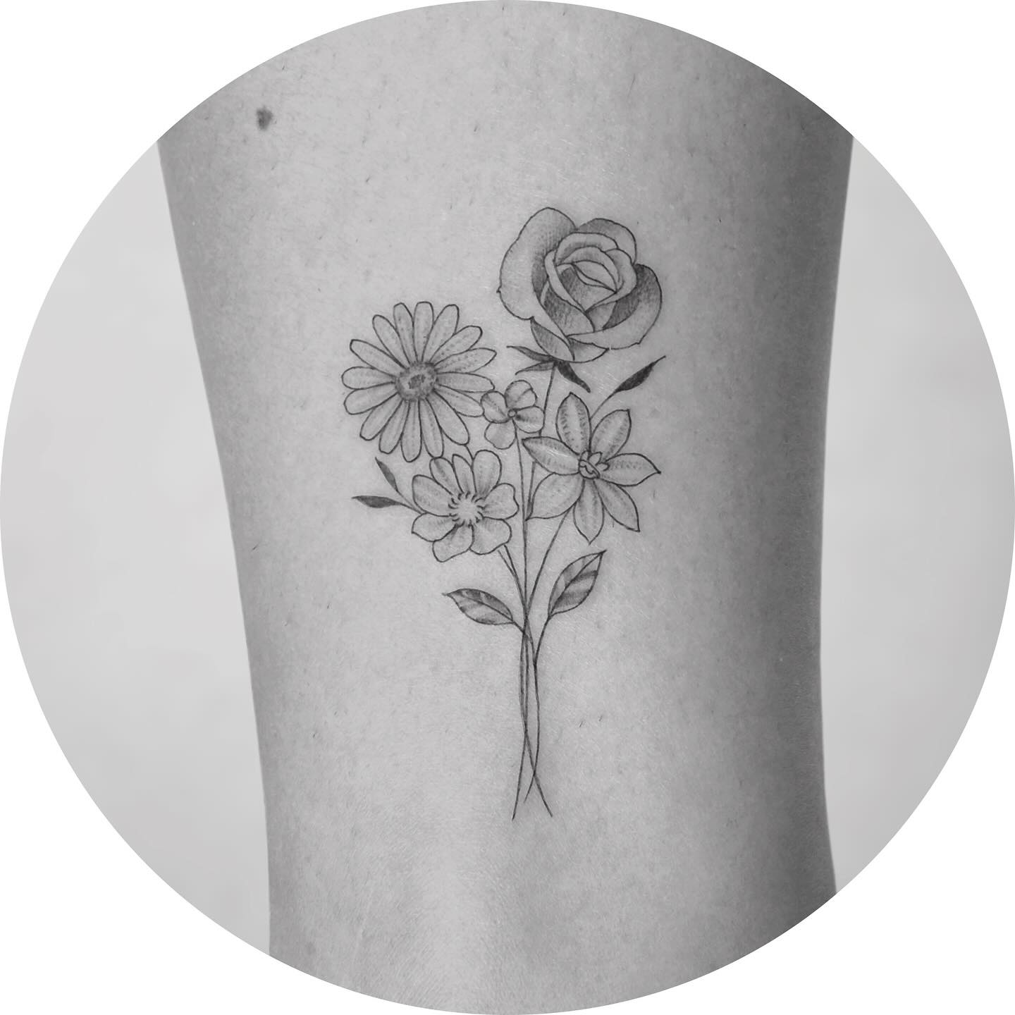 A bouquet of love for Vanessa 🌸 done at @oldelinetattoo
#FamilyFlowersTattoo #FloralTattoo #ABCTattoo #OldelineTattoo #BotanicalTattoo #DelicateInk #hagerstown #hubcity #hagerstownmd