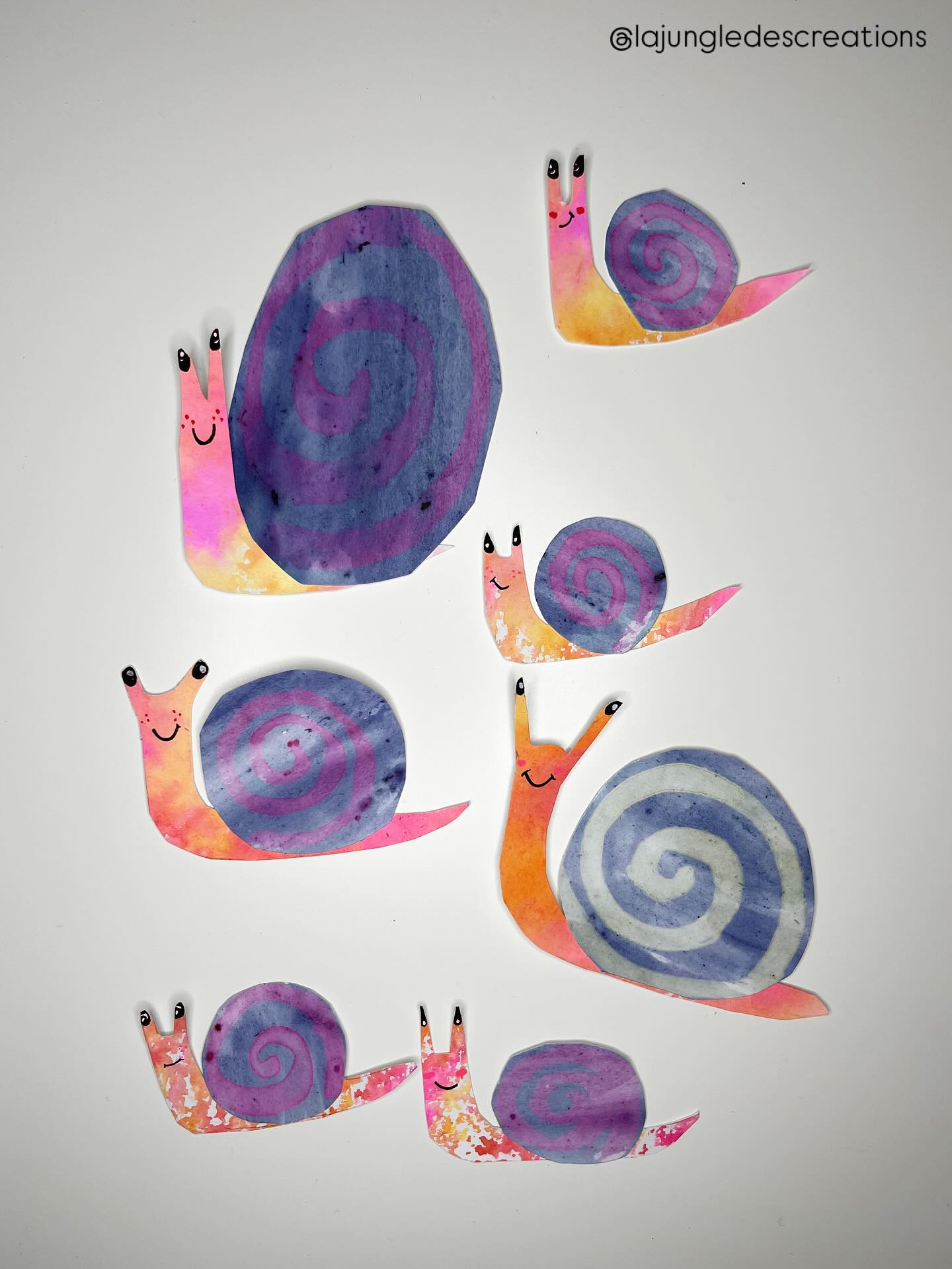 🇬🇧 Creative Snails: when science meets art
Today I’m sharing a fun activity to make autumn-colored snails using two creative techniques we love:
-natural blueberry paint 🫐
-color transfer with aluminum foil 🎨
The result: colorful little snails, super cute and perfect for autumn decorations
Materials:
- fresh blueberries
- lemon juice
- paintbrushes
- thick paper x2
- aluminum foil
- felt-tip pens (various colors)
- water spray bottle
- glue (@cleopatre_collesetcouleurs *)
- Posca markers (black and white)
Step-by-step:
1. Paint a sheet with crushed blueberry juice.
2. Draw snail shapes with a brush dipped in lemon juice to get pink shells (or in baking soda solution to get turquoise shells – see previous post for more details).
3. Color a sheet of aluminum foil with felt-tip pens, spray with water, then press a paper on top to transfer the colors.
4. Once the papers are dry, cut out snail shells (from the blueberry paper) and slug shapes (from the transfer paper).
5. Glue the shells onto the slugs.
6. Add eyes and a mouth with Posca markers.
➡️ Swipe to see the step-by-step process in pictures, and find all the details on my website: lajungledescreations.com (link in bio).
👉 A perfect activity for rainy autumn afternoons, don’t you think? 🌧️🍂
—
🇫🇷Escargots créatifs : quand la science rencontre l’art
Aujourd’hui je vous propose de réaliser des escargots aux couleurs automnales en utilisant deux techniques créatives qu’on adore :
- la peinture naturelle aux myrtilles🫐
- le transfert de couleur avec du papier aluminium🎨
Résultat : des escargots colorés, trop mignons et parfaits pour une jolie déco d’automne
Matériel :
- myrtilles fraîches
- jus de citron
- pinceaux
- papier épais x2
- papier aluminium
- feutres de différentes couleurs
- spray d’eau
- colle (@cleopatre_collesetcouleurs *)
- marqueurs Posca (noir et blanc)
Réalisation :
➡️ Slidez pour découvrir les étapes en images, et retrouvez tous les détails en anglais (ci-dessus) ou en français sur mon site: lajungledescreations.com (lien en bio).
—
*product offered – unpaid commercial collaboration
—
#defidesmainscreatives #defiracontemoilautomne