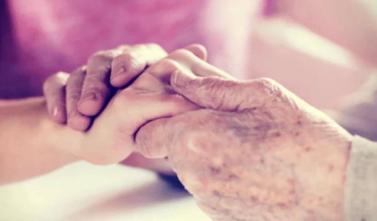 Moin, Moin!
"Ich habe dieses alles nie aus einem Buch gelernt.
Ich habe es gesehen!
Gesehen, wie eine Pflegekraft morgens die Hand einer alten Frau hält, bevor sie sie wäscht. Nicht, weil es im Dienstplan steht. Sondern weil sie spürt:
Dieser Moment ist nicht nur Hygiene. Es ist ein Anfang. Eine Erinnerung daran, dass sie noch da ist. Dass jemand sie sieht.
Pflege ist nie neutral. Pflege ist Beziehung auf engstem Raum. Zwischen Aufstehen und Aufgeben. Zwischen Kontrolle und Vertrauen. Zwischen Leben und Sterben.
Da geht es nicht um Routinen. Sondern um Resonanz.
Und während anderswo von Effizienz, Fallpauschalen und Digitalisierung geredet wird, passiert in diesen stillen Zimmern etwas, das man mit keinem KPI der Welt messen kann: Ein Blick, der sagt: Du bist nicht allein. Ein Satz, der hält. Ein Schweigen, das trägt.
Pflege ist kein Beruf. Es ist eine Form des Denkens. Eine Haltung gegenüber dem Leben. Und gegenüber dem Ende.
Und vielleicht ist genau das die größte Kunst: In einer Welt der Beschleunigung Räume zu schaffen, in denen ein Mensch sein darf, was er ist. Ein ganzer Mensch. Mit Vergangenheit. Mit Brüchen. Mit Bedeutung.
Wer Pflege reduziert, verfehlt die Wahrheit. Denn Pflege ist nie nur körperlich. Sie ist immer auch Erinnerung. Und manchmal: Erlösung."
#PflegeDieZukunft #HüttemannHaltung #ambulanterpflegedienst #pflege #mitherz #empathie #gemeinsamnichteinsam #vergangenheittrifftzukunft #stillehelden #weilpflegesovielmehrist #gebtderpflegeeinestimme #pflegebrauchtpersönlichkeit - mehr als ein Beruf Frank Hüttemann