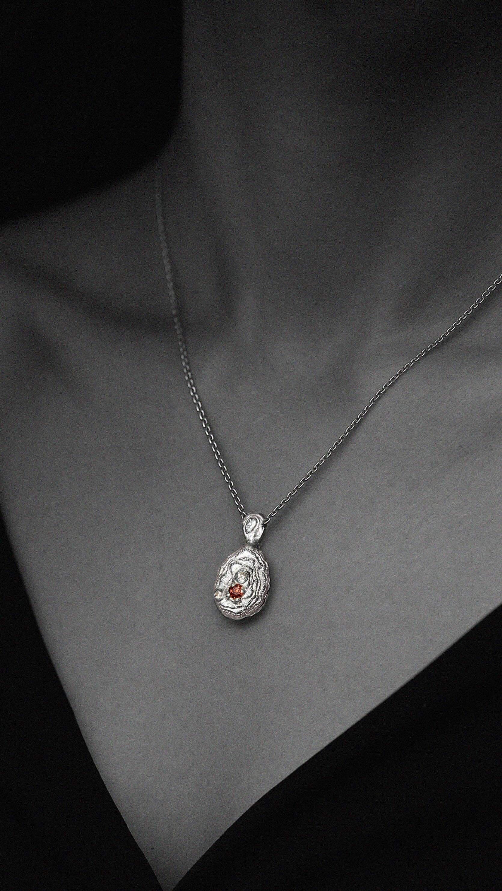 Regarde ça 👀
Un simple os de seiche ➝ un moule naturel.
Un peu de cire ➝ une forme brute.
Et hop, un pendentif unique, fait main, prêt à briller. 💎
L’artisanat, c’est aussi ça : transformer l’improbable en précieux. ✨
Forma Prima | Reliques contemporaines
#formaprima #collierfemme
#jewelryreels #bijoucreateur #osdeseiche #pendentifunique #bijouxfaitmain #bijoucreateurfrançais #joaillerieartisanale #bijouauthentique #handmadejewelry #jewelryprocess #bijouartisanal #bijouxnature #bijouxfemmes