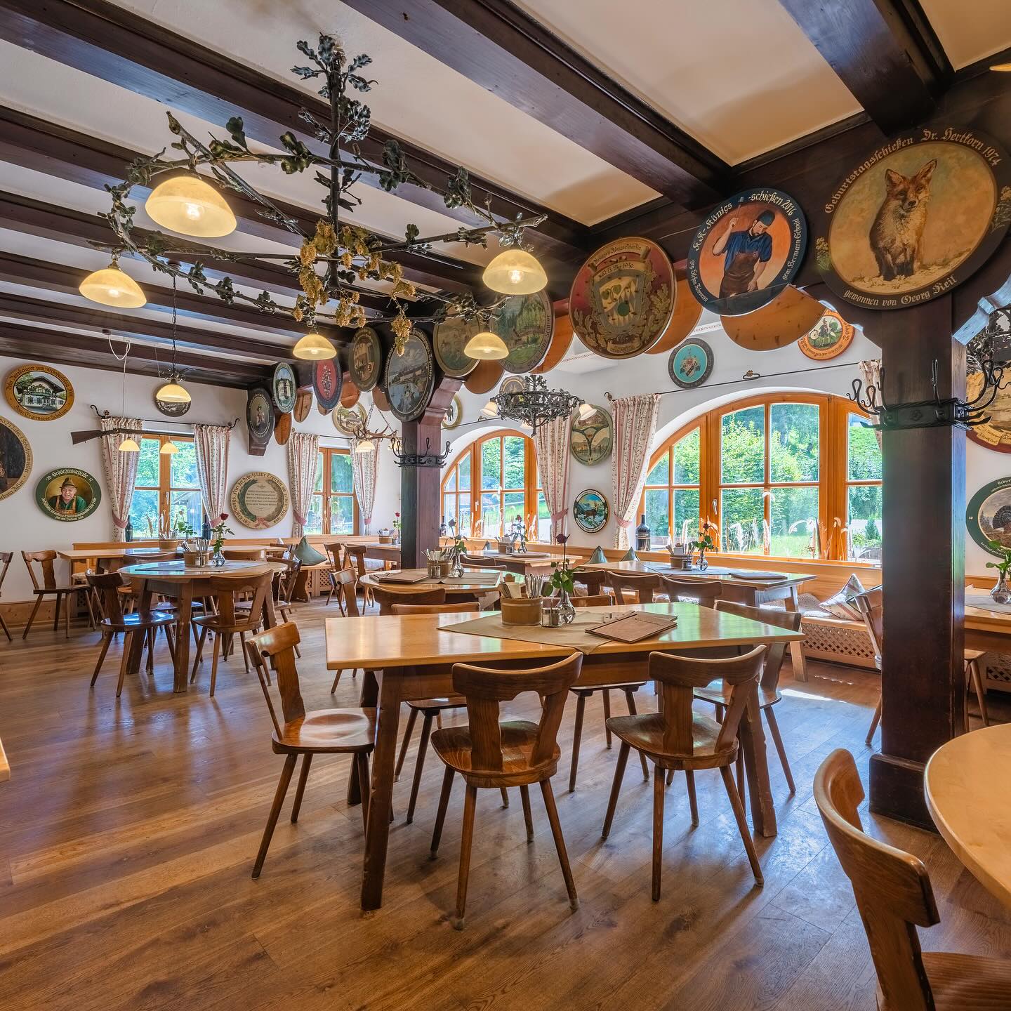 Seit dem 6. Juni 2025 heißen wir – Conny & Albin mit unserem großartigen Team – Sie herzlich willkommen als neue Pächter des Gasthauses!
Willkommen an einem Ort mit Geschichte, Charme und Seele!
Unser Gasthaus vereint Tradition mit einem Hauch Moderne, bodenständige Küche mit viel Liebe und herzliche Tegernseer Gastfreundschaft.
Genießen Sie die gemütliche Atmosphäre, lassen Sie sich kulinarisch verwöhnen und erleben Sie von unserer Terrasse aus einen unvergesslichen Blick über den Tegernsee.
Wir freuen uns auf Ihren Besuch!
Schön, dass Sie da sind! ❤️
#tegernsee #tegernsee_lifestyle #tegernseegehtaus
#GasthausSchießstätte #Tegernsee #BayerischeKüche #HeimatGenießen #NeuAuflnstagram #tegernseelove #tegernseetal #tegernseeerleben #tegernseeliebe #tegernseelifestyle #tegernseehell