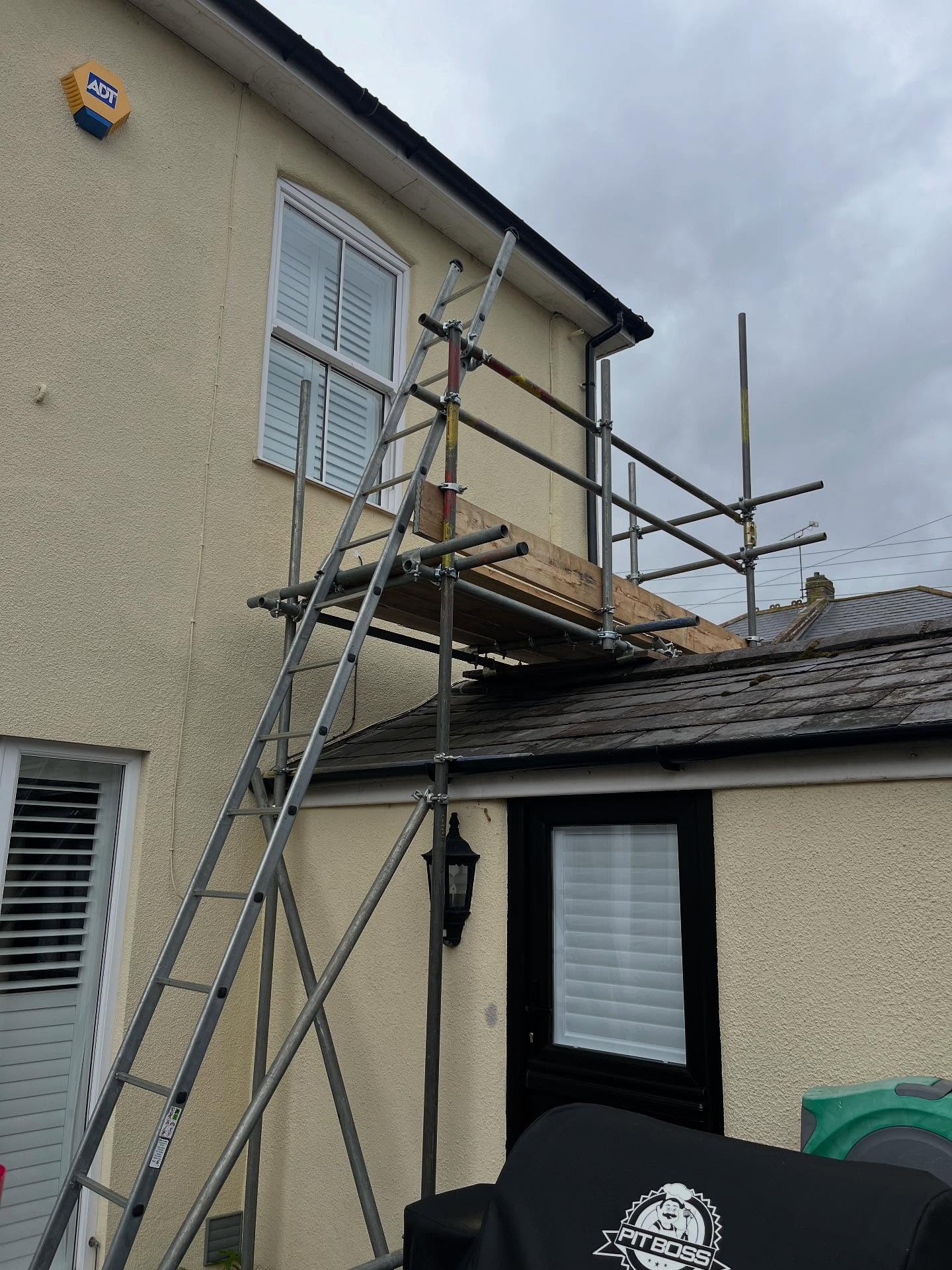 ⭐️We don’t mind the little jobs as well, 10ft tower over this roof ready for this house to be painted⭐️