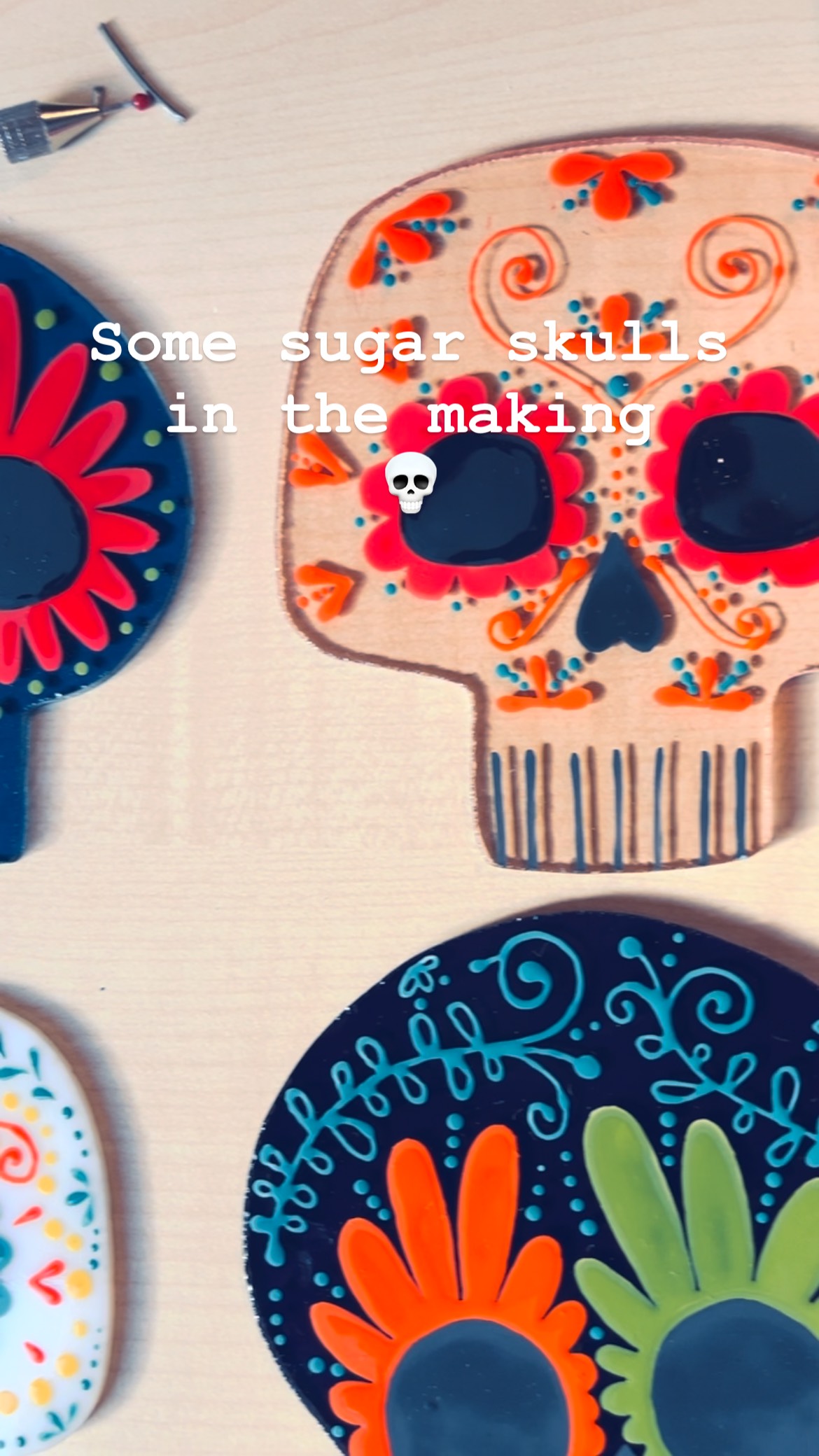 New sugar skulls are in the making… I need more time, ‘cause I’m enjoying it too much! 😁
I will show you the final result this week! Would you buy it? Let me know what you think!
#annabies #illustration #newpassion #glassart #switzerland