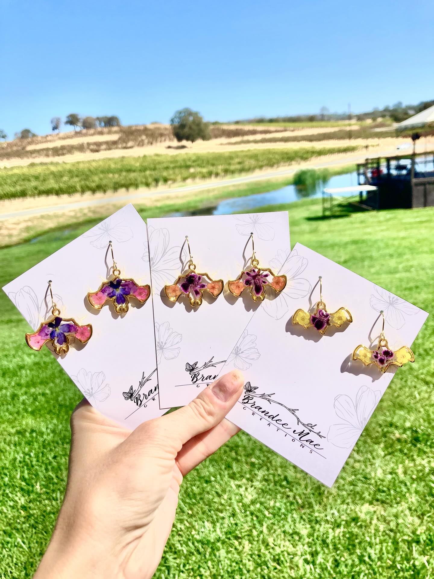 More Flower Bats 🌸🦇🖤
#handmade #resinartist #handmadejewelry #resinartwork #resincraft #jewelry #wearableart #smallbusiness #resinjewellery #artist #handmadewithlove #flowers #jewellery #artistsoninstagram #resinobsession #artresin #resincrafting #handcrafted #shopsmall #epoxyjewelry #pressedflowers #handmadejewellery #shoplocal #norcalmade #placercounty #californiamade #oneofakind #Brandeemaecreations #homegrownflowers #botanicalartist