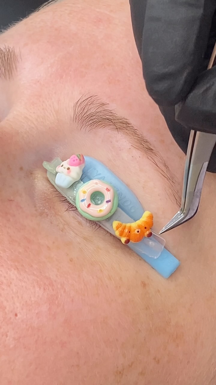 🎂🍩🥐 cupcake, donut or croissant?
While this reel is all about the sweet treats on my compensators, let’s talk about something that’s actually not so sweet…
👉 over-processing lashes
Processing times aren’t one-size-fits-all.
They depend on:
✨ the thickness of the lash cuticle
✨ whether the lashes are fine or coarse
✨ the natural porosity of the hair
✨ the temperature of the room
✨ even how warm or cool your solutions are
Get this wrong, and you risk dry, brittle, or over-processed lashes.
Get it right, and you’ll have healthy, lifted lashes every time.
So while we can all agree cupcakes, donuts and croissants are equally delicious… there’s no “one right answer” when it comes to lash lift timings.
❓ tell me below… which would you pick from my tray of treats?
#lashlift #lashlifttraining #lashartists #lashartisteducation #lashtraining #lashartisttips #lashliftcourse #lashliftandtintraining #beautytraininguk #beautyeducator #beautytrainer #lashliftresults #lashboss #lashartistsuk #devonbeauty #newtonabbot #kingsteignton