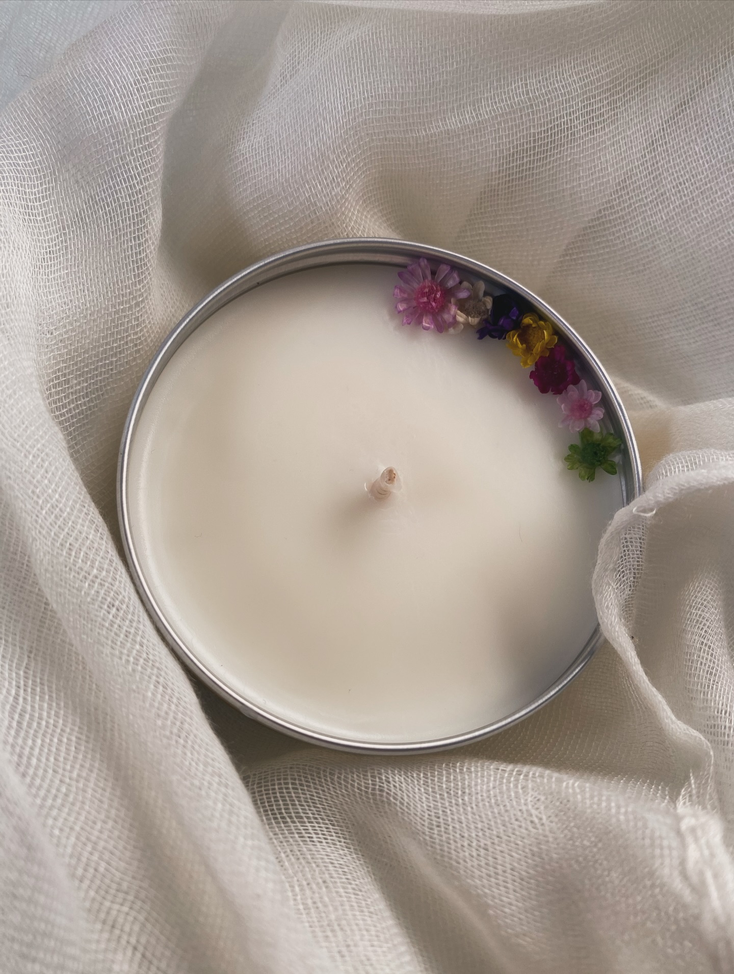 — photoshoot tout en douceur 🌸
J’ai eu de super retours et compliments pour ce projet et j’en suis tellement reconnaissante ! ✨
Un projet de dernière minute dans lequel on me laisse carte blanche, j’adore !🪻
Je continue de vous poster mes petits projets d’août/septembre et ensuite on passera du côté des bougies d’Halloween je crois bien ! 👀
J’me demande toujours si vous lisez toutes mes descriptions alors si tu as suivi jusqu’à la, commente une citrouille 🎃 dans les commentaires haha !
#bougie #bougieparfumee #bougiespersonnalisées #bougiespersonnalisées_ #personnalisee #personnalisation #personnalisé #parfumdegrasse #grasse #ciredesoja #fleurssechees #driedflower #lifestyle #home #lorraine #metz #talange