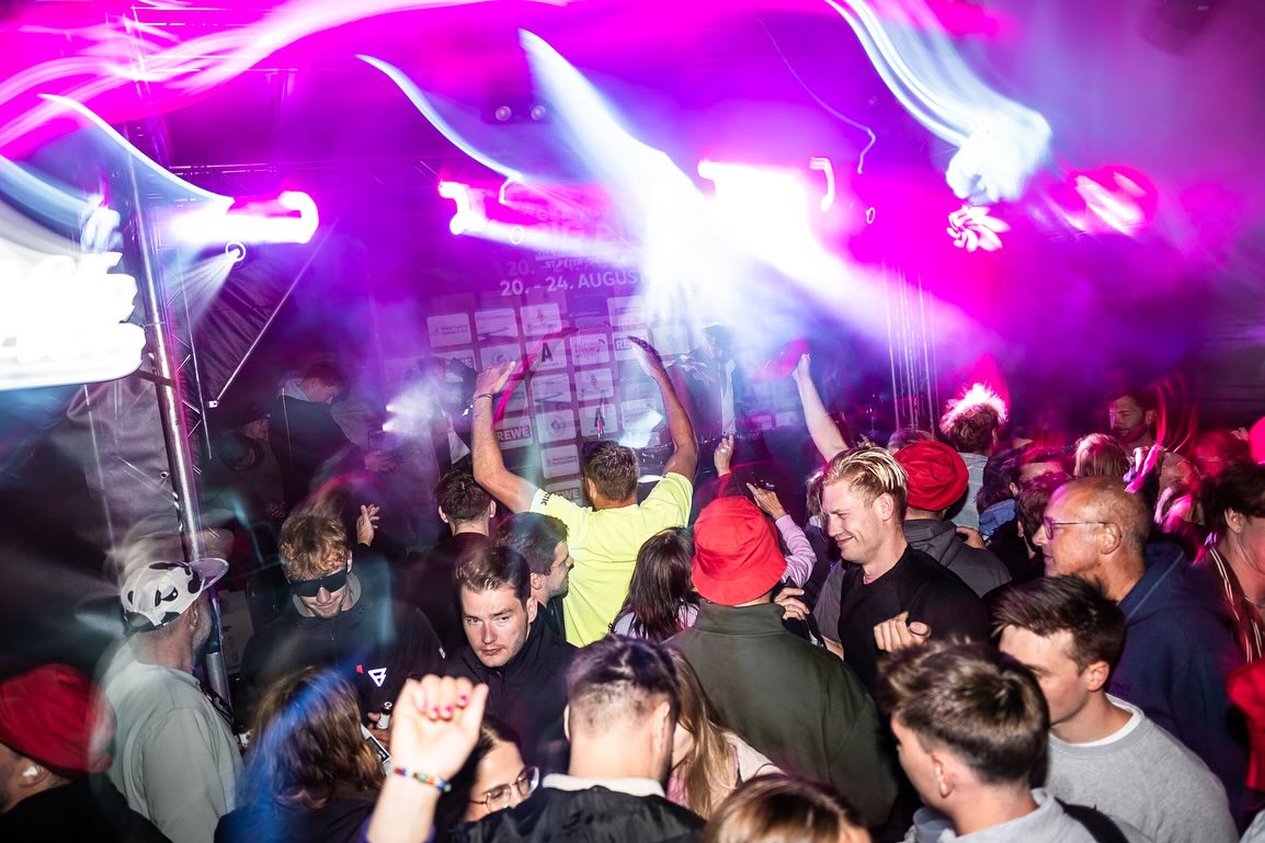 Legendary parties at the Kitesurf Masters Can’t wait to celebrate with you all again next year!🪩💃🕺
@danielpankoke
#Gkakiteworldtour #gkayouth #GKAWorldtour #stpeterording #vwn #partnerdersurfer #volkswagen_journey #californiawelt #autostadt #koenigpilsener #kitesurfing #bigair #waterkant #rewe #californiakitesurfmasters