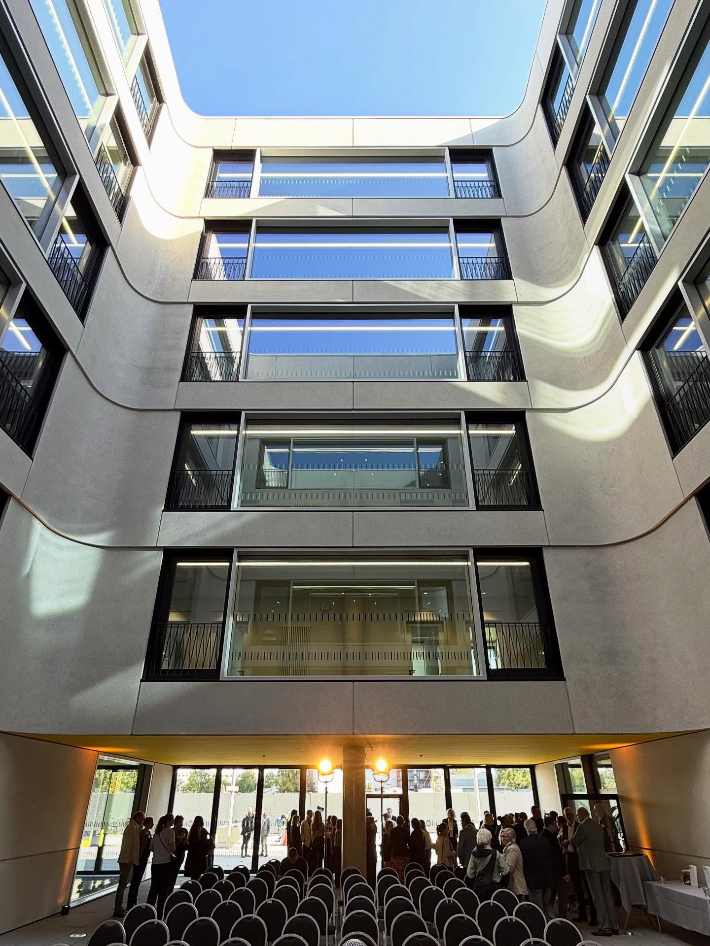 Heute wurde unser Projekt Servicehaus des Kölner Studierendenwerks feierlich eröffnet. Danke an das ganze Team, an die Partner von #ernst2architekten für die wieder einmal gute Zusammenarbeit. Dank an Ministerin #inabrandesnrw für die Lob und Anerkennung am heutigen Tag und an das #koelner_studierendenwerk für den gemeinsamen Weg und die Ausgestaltung des heutigen Tages.
#architektur #architecture #arquitectura #fassade #köln #baukultur #innenhof #patio #welovewhatwedo