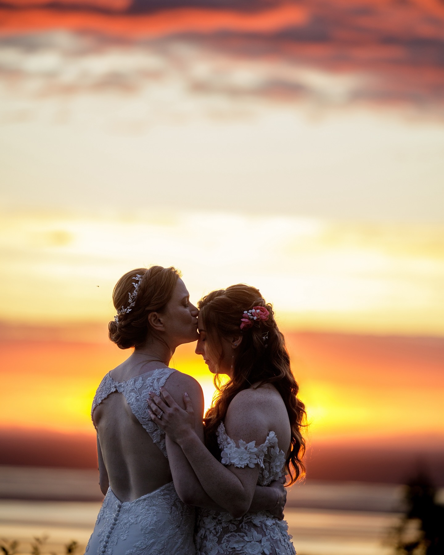The most stunning Alaska wedding with mountains, gorgeous sunsets and the cutest dogs we’ve ever seen 😍 thank you for letting us capture your wedding @christingroth & @lowoui 🏔️🌺💍✨
#alaska #alaskawedding #weddingphotography #hatcherspass #chugiak #wasilla #wisconsinweddingphotographer #wedding #weddingphotography