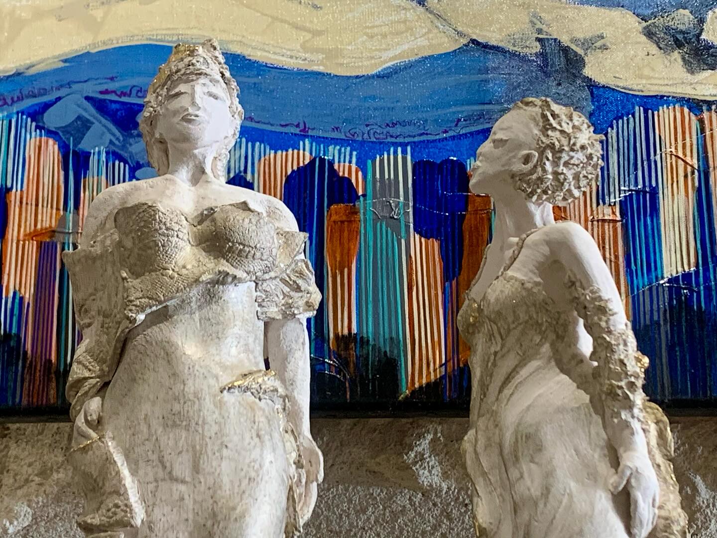 𝗔𝘁𝗲𝗹𝗶𝗲𝗿 𝗡°𝟱𝟴
Visite détaillée de l’exposition 𝗔𝗴𝗻è𝘀 𝗗𝗘𝗟𝗘𝗧𝗧𝗥𝗘 𝙨𝙘𝙪𝙡𝙥𝙩𝙚𝙪𝙧 𝙨𝙪𝙧 𝙩𝙚𝙧𝙧𝙚 visible jusqu’au 20 septembre au 58 av de la vallée des Baux à Maussane 🏃🏿🏃♀️ ❣️
Au premier plan « Majestueuses 1 et 2 » faïences patinées avec dorure à la feuille d’𝗔𝗴𝗻è𝘀 𝗗𝗘𝗟𝗘𝗧𝗧𝗥𝗘, hauteurs respectives 61 et 59 cm.
Sur le mur derrière, le triptyque “Arpège ” de J. griMo, dimensions 192x 70cm, technique mixte sur toile
Prix sur demande.
Tous les jours 10h-12h30 et 17h-19h30 , soirée de clôture le samedi 20 septembre à partir de 17h : nous vous attendons nombreux !
#contemporaryart #artexhibition #maussane #femmeartiste #seekinspirecreate #jgrimo
@atelier.a.del @kd_photographies @j.grimo