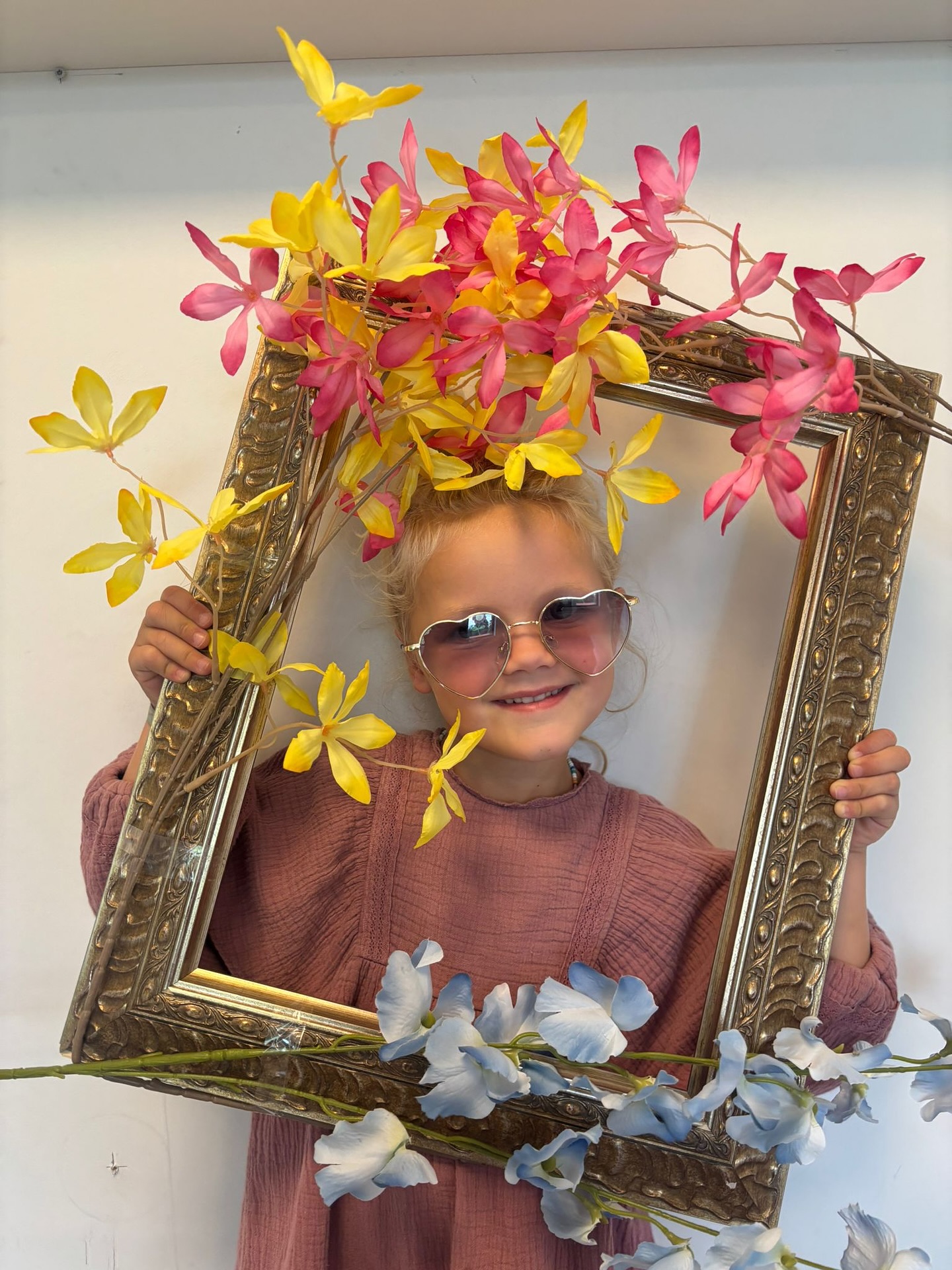 LEUSDEN - Vandaag kijken we in de spiegel Wie zie je daar? Jij! Je hebt mooie ogen, een lieve glimlach en een knap gezicht!
We verkleden ons met hoedjes, sjaaltjes en vrolijke kleren. Kijk eens hoe mooi je eruitziet!
Dan lopen we samen over de βcatwalkβ. Stap, stap, zwaai met je hand. Iedereen klapt: Wat ben je mooi