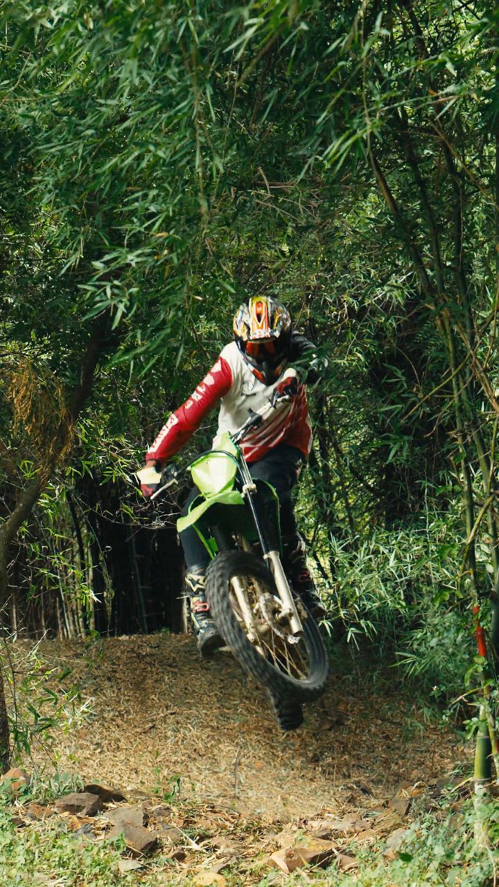 Caught a few dirt bikes flying around on a motocross track and trails. Motorcycles that identify as trail bikes, were doing more than trail riding. Sus behaviour. 👀
#kawasakiindia #motocross #dirtbikelife #crf230