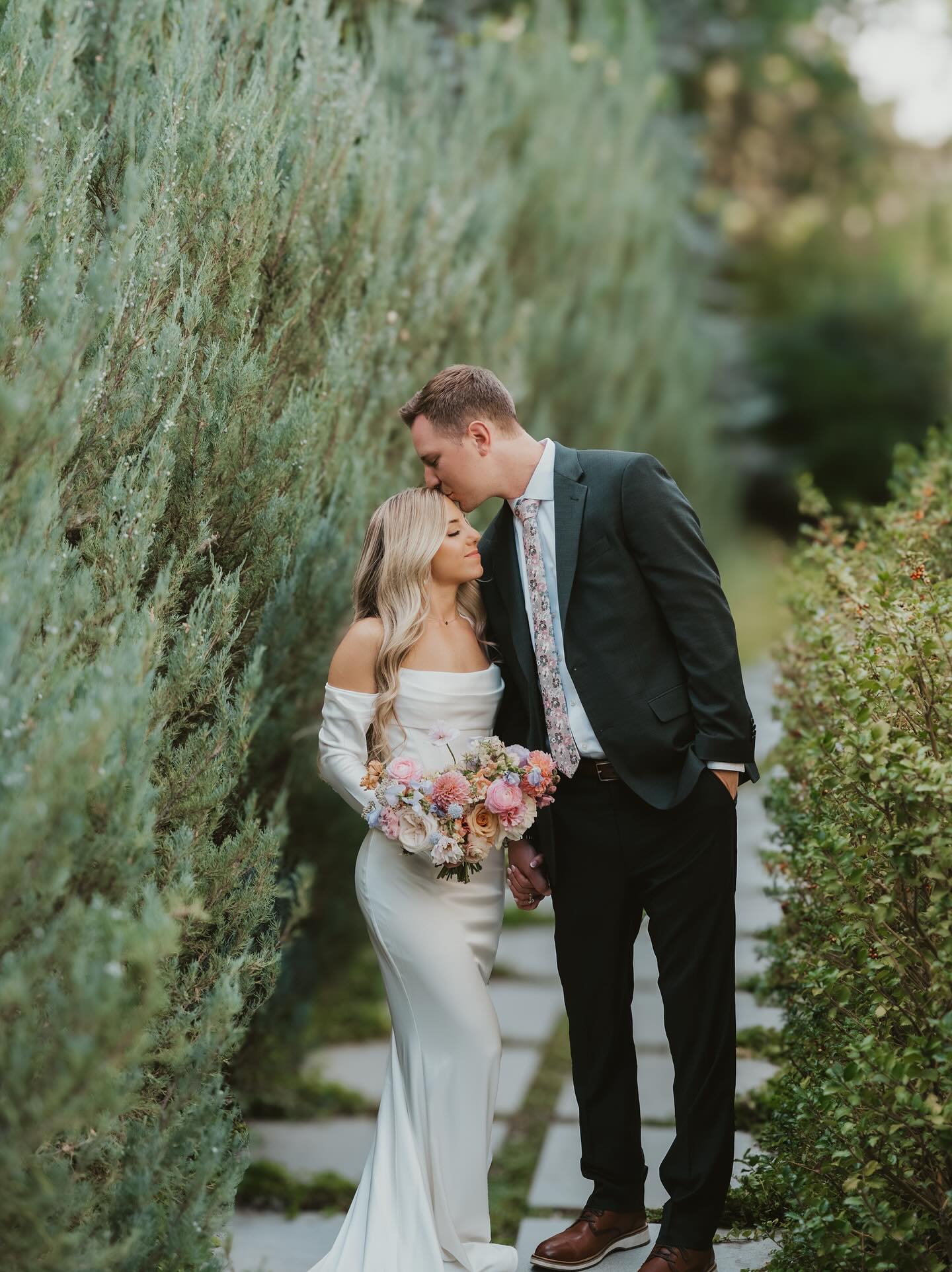 This is one of my favorite spots for portraits how stunning are they!? @twentyandcreek
Planner @weddingsbyalexandria
Venue @twentyandcreek
Cake @annies.c.a.k.e.s
Photography @metteblackburnphoto
DJ @minermusicdj