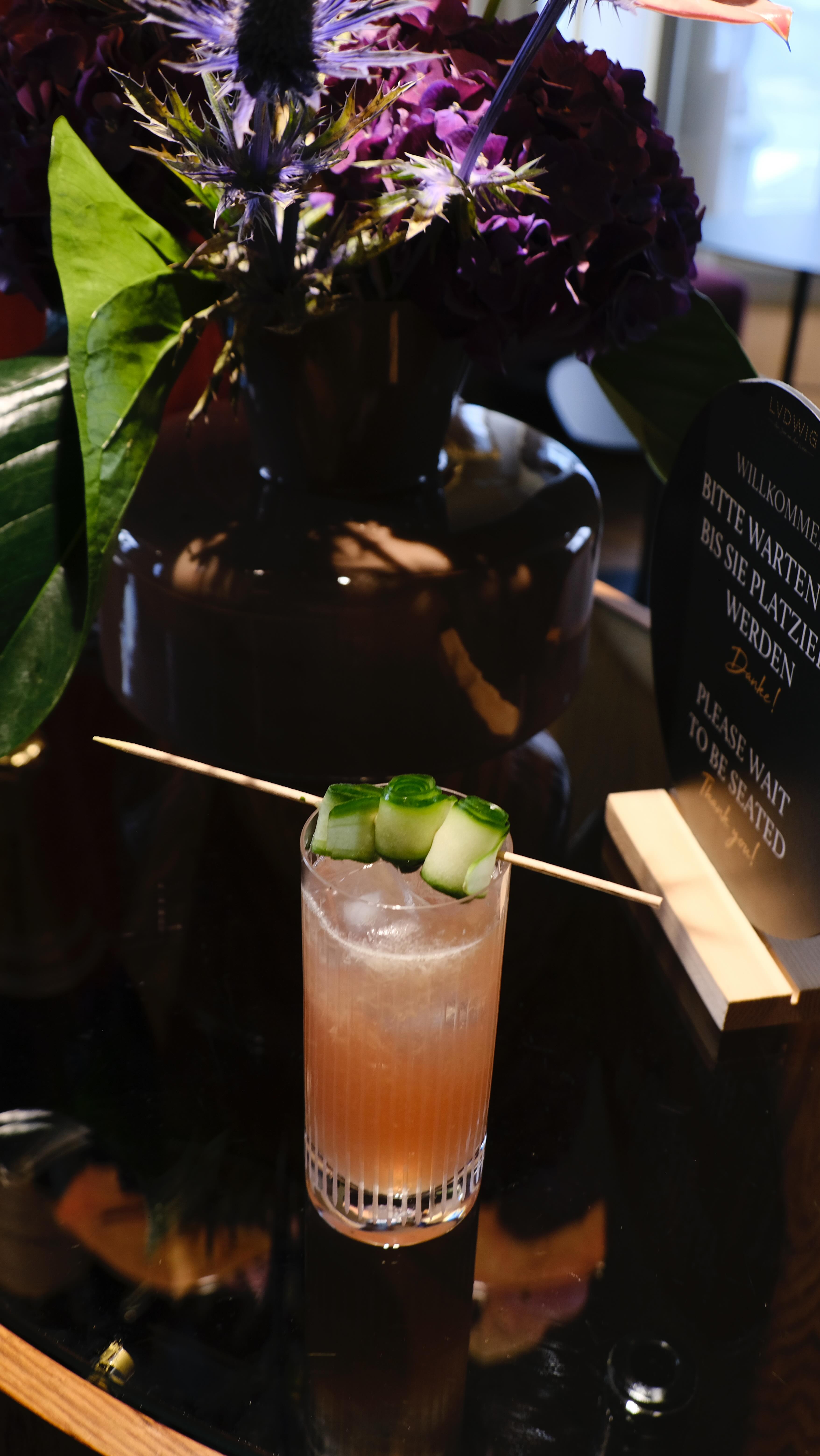 Afterwork in der LVDWIG Bar? Yes, please! 🥰🖤
Ob drinnen oder draußen – diese Woche genießen wir noch die schönen Spätsommerabende in unserem Schanigarten. 🤩
Von Spritzer über Cocktailklassiker bis hin zu Vienna in 6 Sips – unsere Karte hat alles, was dein Herz begehrt. 💛 Komm vorbei & stoß mit uns an – wir freuen uns auf dich! 🥂