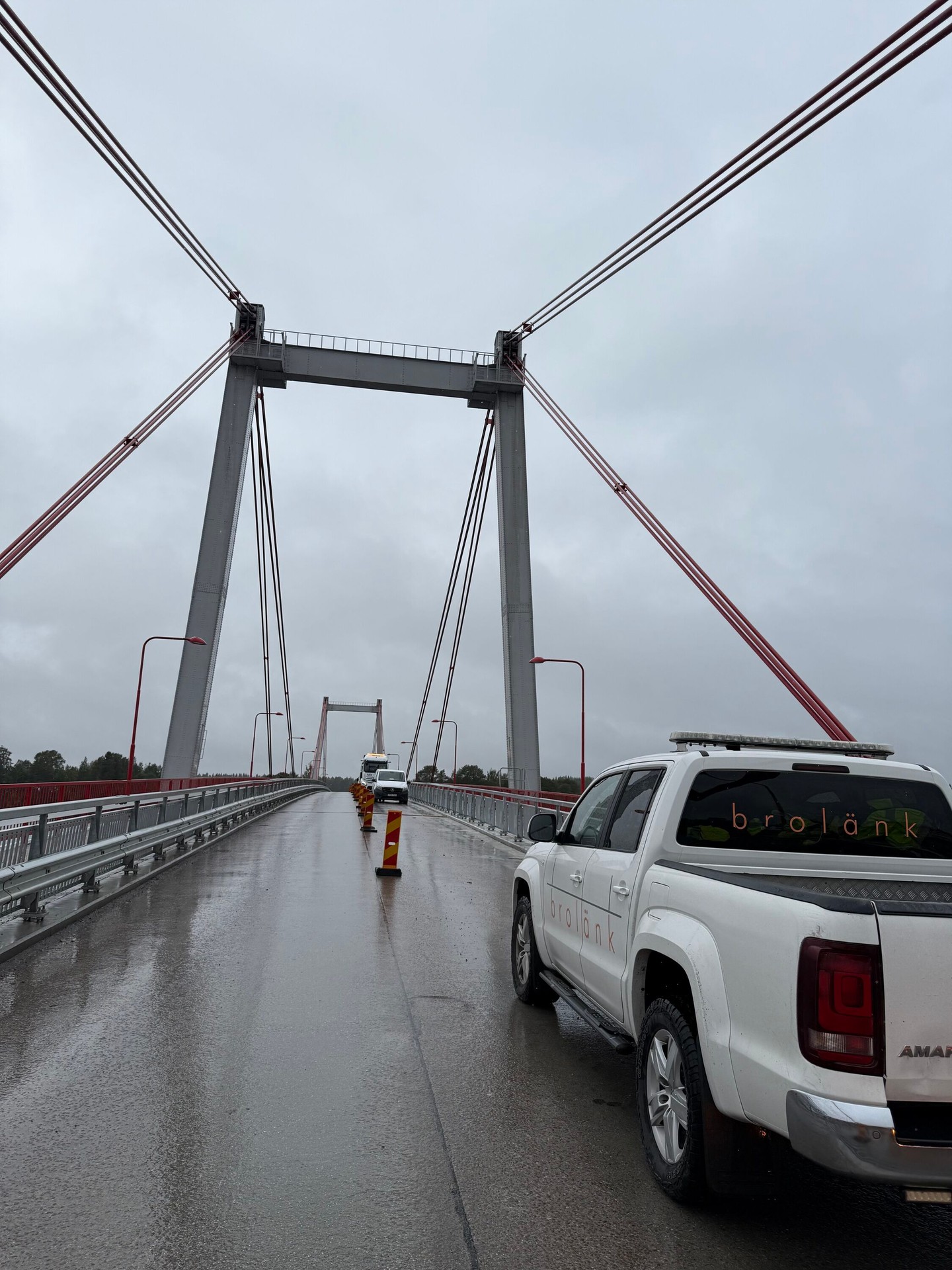 🚧 Ute på jobbspaning! 🚧
Just nu är vi på en liten Sverige-turné uppåt i landet för att inspektera Vallsundsbron i Östersund under morgondagen, passar på att ta en tur till Strömsund och kika på vår långkörare som lider mot sitt slut, nya stål och tätprofiler och lite annat smått och gott. Med jobb från norr till söder får man passa på att svänga förbi arbetsplatserna när tillfälle ges! ☺️
Spännande möten, fina miljöer och massor av inspiration inför framtida uppdrag. 🌉✨
#Jobbresa #SverigeTur #Brolänk #Östersund #Strömsund #Framtid