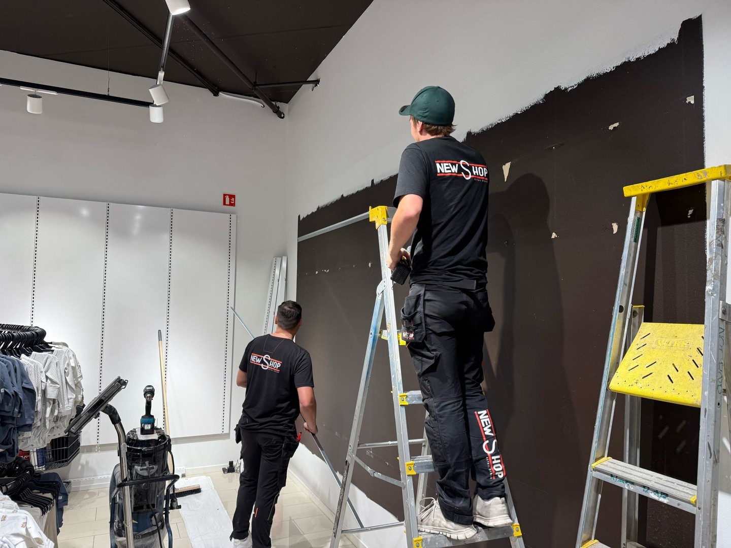 🚧 Vi er i full gang på Kappahl Gulskogen! 🚧
Teamet vårt hos New Shop står for:
🎨 Maling
🪚 Demontering av gammel innredning
🛠️ Montering av ny innredning
🚪 Bygging av nye prøverom
🧱 Riving av vegger
💡 Supplementering av lysrigg
Innredning og lys er levert av Kappahl, men vi sørger for at alt kommer på plass og blir klart til bruk. 🙌
Vi gleder oss til å se butikken ta form! ✨
#NewShop #Prosjekt #Butikkinnredning #Kappahl #Gulskogen