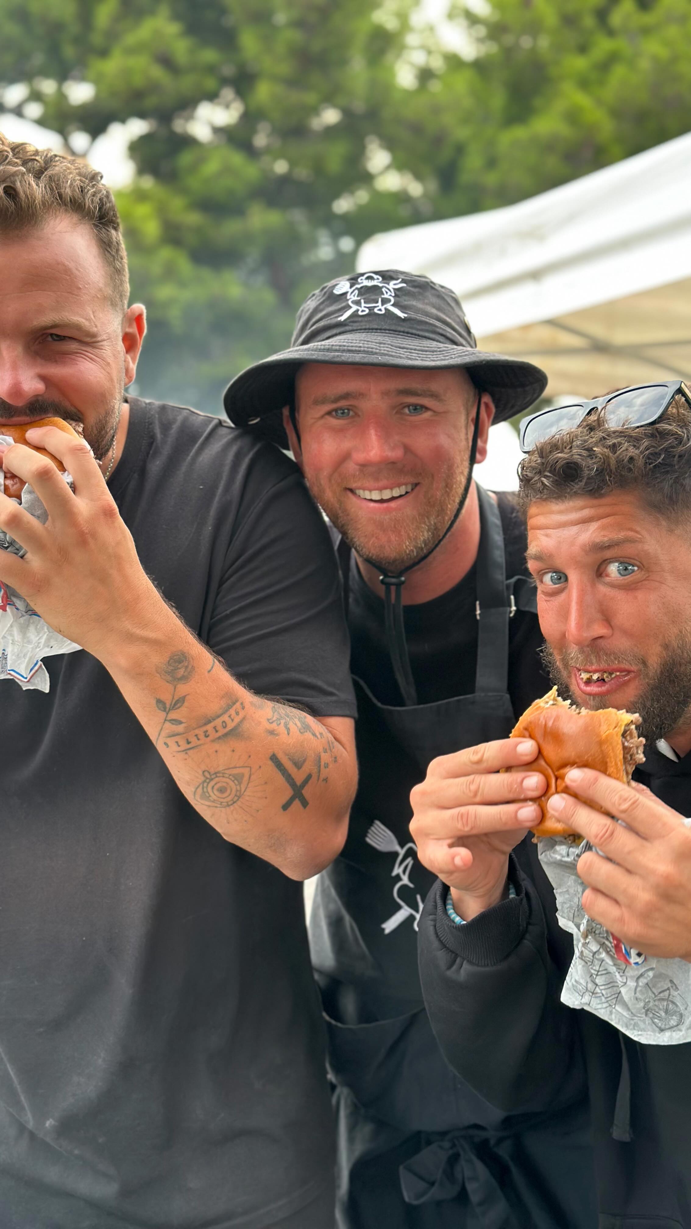 On profite de la pause du midi pour mettre en avant @les_canailles_gourmandes 🍔☀️
Présents lors de l’édition, ils ont régalé joueurs et spectateurs avec leurs burgers exceptionnels…
et les gars ont même eu la chance de concocter le leur 😋
Merci à toute l’équipe pour leur gentillesse!
@paga_lmsa @cedric_carian