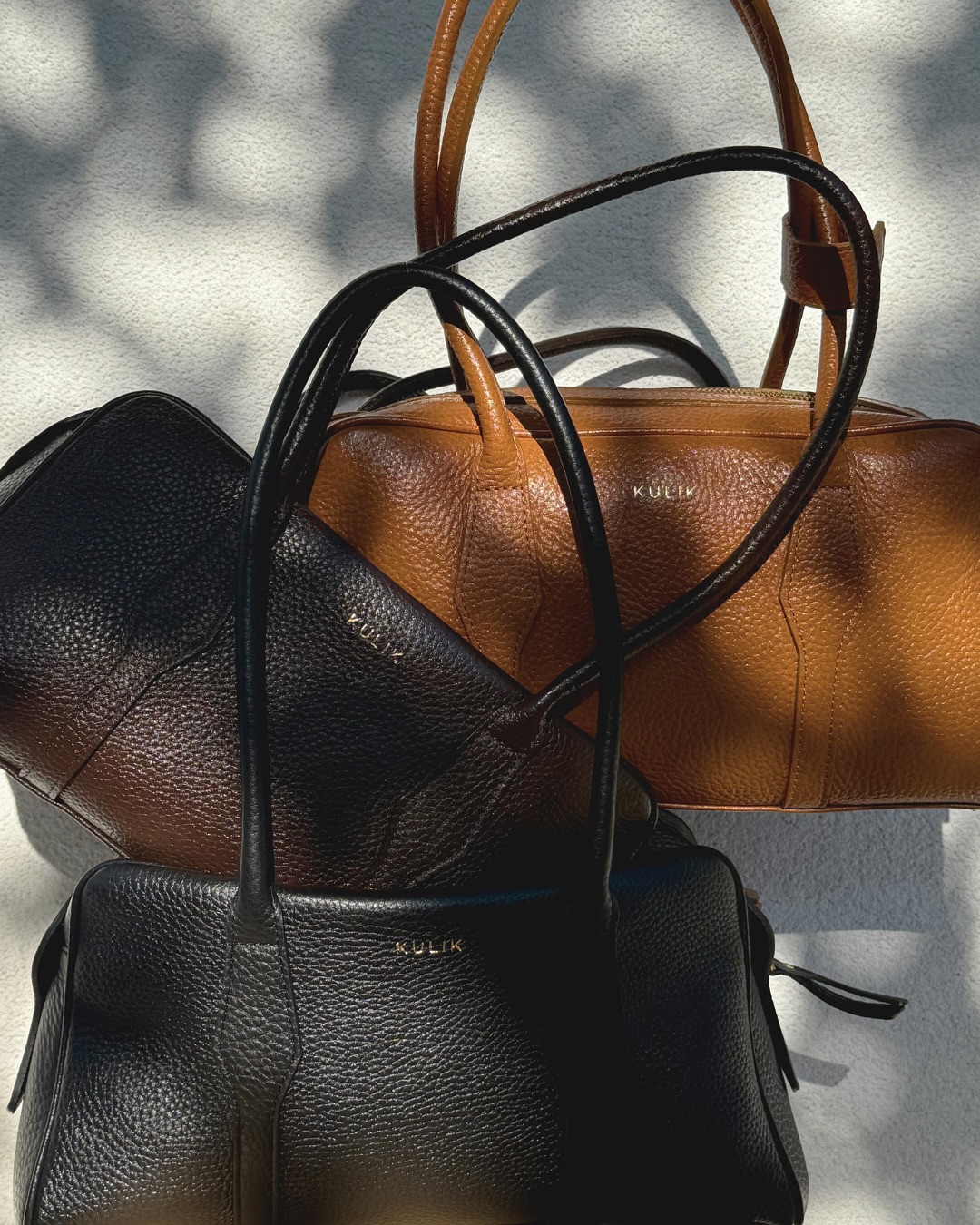 Nowy drop już dostępny!
Bowling Bag – elegancja w trzech odsłonach: koniakowy brąz, czekoladowy brąz i ponadczasowa czerń.
Minimalistyczny design, skóra premium, klasyczny kształt i funkcjonalność na każdy dzień.
Który kolor Bowling Bag pasuje do Ciebie najbardziej? 👀👜
torba skórzana premium elegancka torba damska torba do pracy torba shopper skórzana torba na ramię torebka skórzana handmade torba jesienna kolekcja luksusowa torba ze skóry torebka must have ponadczasowa elegancja