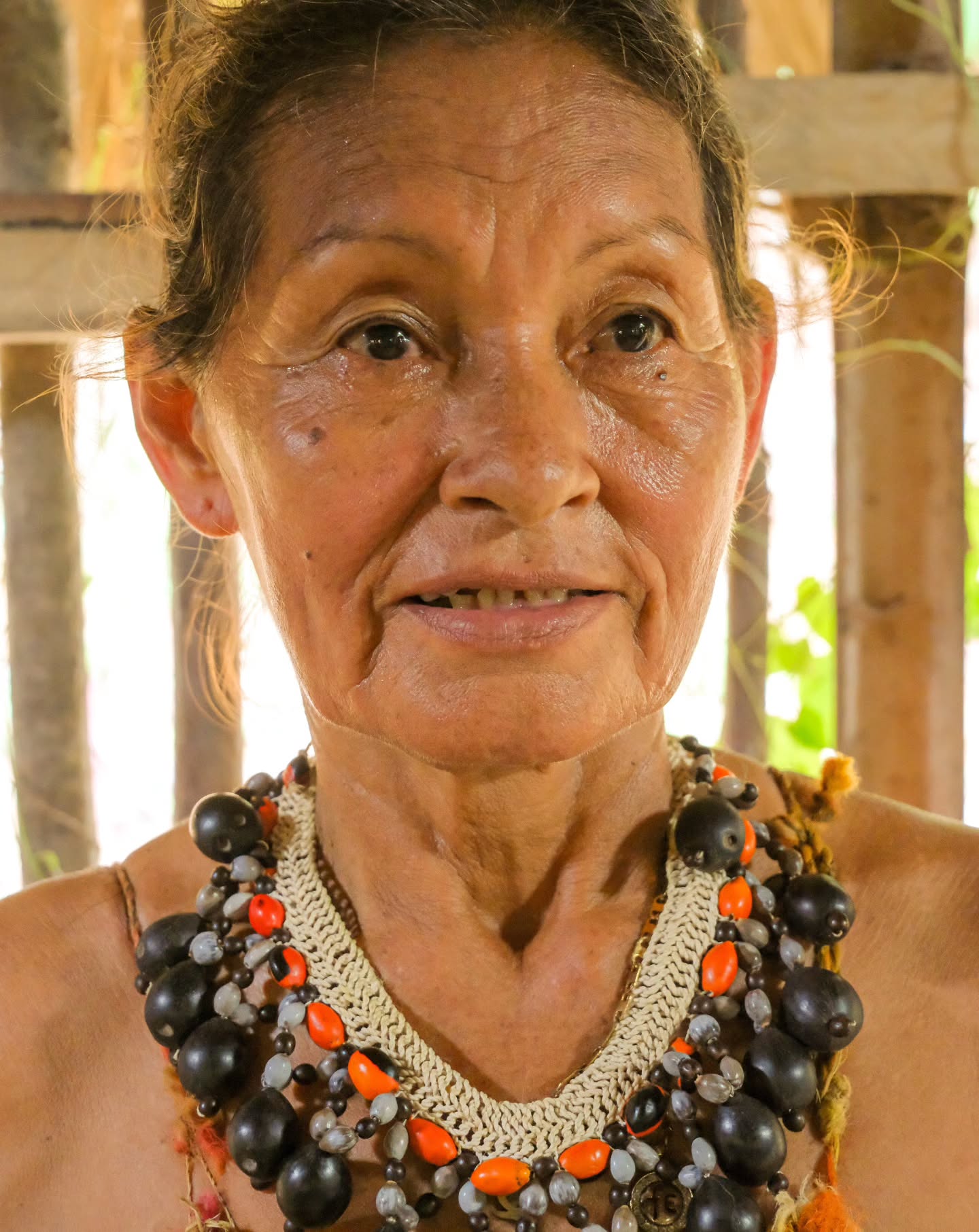 Cuando la pandemia llegó a las comunidades indígenas, it didn’t just sicken bodies: arrancó de raíz voces antiguas, the living memory of grandparents who carried los secretos del monte, the songs, las historias del origen.
🌱Muchos jóvenes apenas estaban aprendiendo a ser portadores de un legado and among of them, las mujeres que mostrando sus rituales, danzas y artesanías con los destellos de un mundo profundo; they presentan a los turistas not as a espectáculo, sino como una enseñanza: so that quienes están de paso, se lleven más que una imagen; se lleven un signo de interrogación and que descubran lo hermoso de sus tradiciones, la abundancia de la biodiversity que nos sostiene y la fragilidad del mundo que habitamos.
And I ask to myself: what would happen si tuviéramos esa misma conciencia? If we could amar lo distinto, respetarlo y entender que ser diferentes no significa ser enemies.
Tal vez los ríos no estarían exhaustos, the forests would not sound hollow, y las guerras no habrían alcanzado este punto insoportable, bleeding nuestro planeta dry 🌎