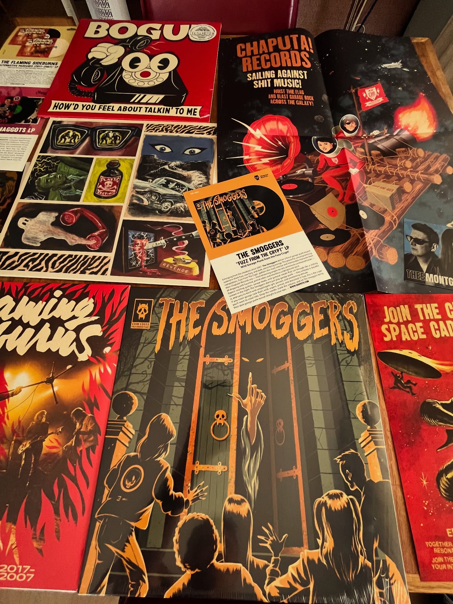 Thanks a lot to Esgar and Chaputa Records for the surprise parcel! Chaputa is one of those labels that put real care into every detail — from the records to the posters and t-shirts, always with that personal and signature touch.
Among the goodies there’s the highly recommended Smoggers compilation Fuzz from the Crypt, which I had the pleasure to master at @maximorbmastering.
I’m also excited to be working on something new that will be unveiled very soon…
#ChaputaRecords #TheSmoggers #FuzzFromTheCrypt #MaximoRBMastering #GaragePunk #VinylCommunity #UndergroundRock #GarageRock #RockAndRoll #vinylonly #vinylreleases @chaputa.records