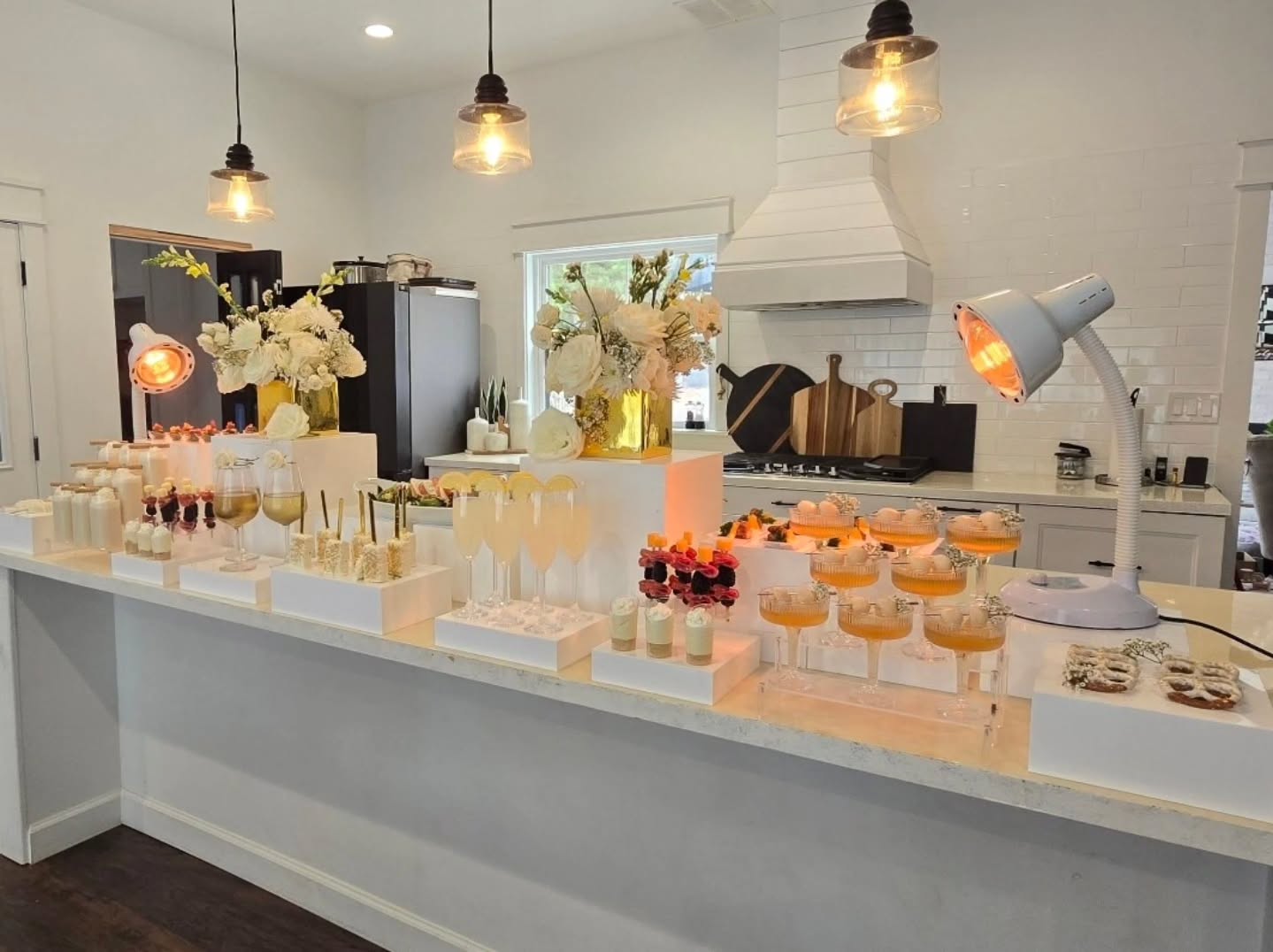 Styling for a catering mockup?? Why not 🥰 we love all things pretty over here. @sharpecatering nails it every time 💪🏾
#brunch #buffetstyling #brunchstyle #styleinfo #brunchinspo #brunchdecor