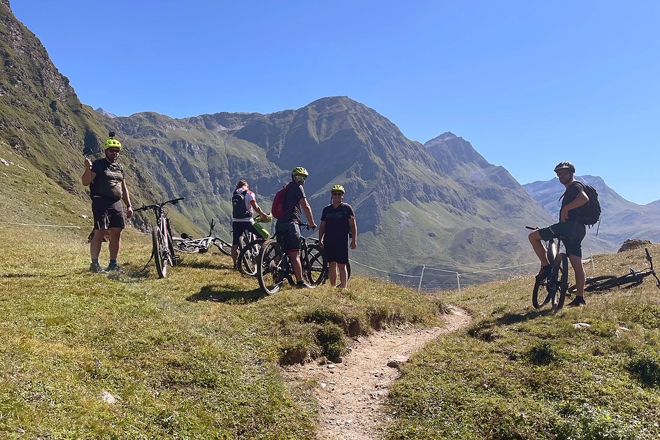 Agosto è volato via veloce… come una discesa in MTB! 🚴♀️💥 #ThrowbackSummer
Ad agosto siamo partiti carichi da Airolo, direzione lago Ritom. Ma non ci bastava: con l’entusiasmo alle stelle (e senza troppi pensieri per la discesa tra i pascoli 🐄) abbiamo puntato dritti anche al lago Tom. Lì qualcuno, più coraggioso di altri, si è lanciato in un tuffo rigenerante… ma niente prove fotografiche, restano top secret 😄
Pausa obbligata e meritata alla Capanna Cadagno, poi una visita curiosa al Centro di Biologia Alpina di Piora prima di rientrare. Che giornata!
Grazie ai monitori di @usisport per averci accompagnati in questa avventura!
#StudioGendotti #StudioGendottisa #Airolo #Ticino #TeamBuilding #MountainBike #Ritom #Piora #Cadagno #FunDay