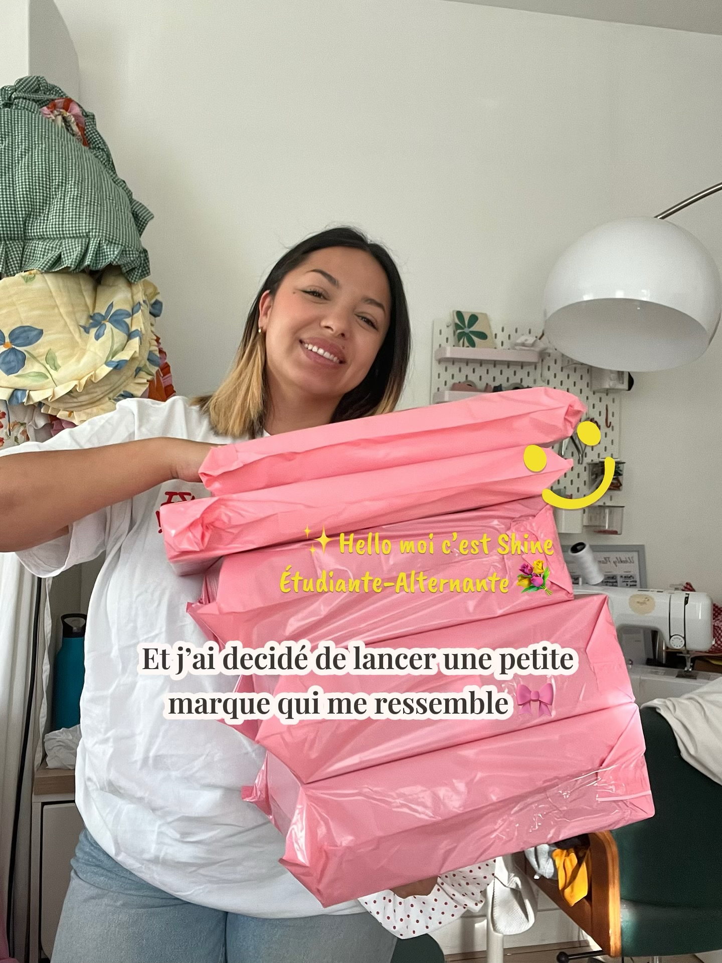 Hello moi c’est Shine ✨
Et si tu te demande pourquoi ma petite marque s’appelle Parure ? C’est tout simplement parce que je chine de jolies parures de lit pour en faire des sacs !
D’ailleurs tous les sacs fait avec des tissus de seconde main sont moins chères pour favoriser l’upcycling👀🩷