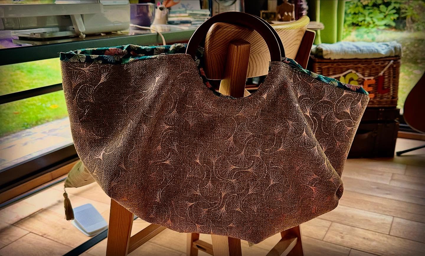 Contente de mon sac réversible avec anses cousu grâce au chouette tuto pas à pas de @sewing_so_ sur sa chaîne you tube.
Premier test de couture de toile de jute et avec le surfilage ça passe plutôt pas mal sur ma @brothersewingcraft
Sac un peu plus petit que prévu car comme d’hab je me prends les pieds dans les mesures de la marge de couture des anses mais c’est pas grave.
Testé et approuvé aujourd’hui : parfait pour mettre une BD, un roman et un livre de couture 😉
#couture #coudre #machineacoudre #couturiere #sac #toiledejute #ginko #tissujaponais