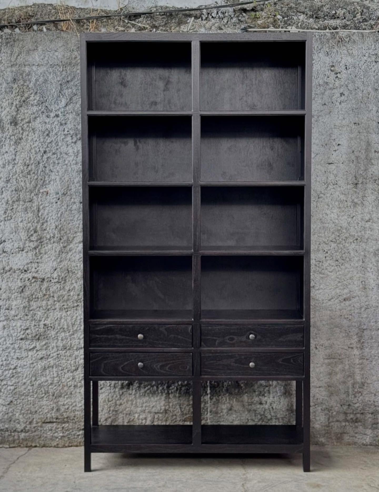 Nyhet aw 2025 - BONDY
Storlek 117 x 40 x 225cm
Pris 22990.-
Ett rejält skåp med härligt utrymme för porslin, glas, böcker etc med fyra praktiska lådor för dold förvaring. Mittenstolpen löper ner framtill vilket gör att hyllorna går hela vägen på bredden. Nedersta hyllplanet saknar sido- och bakstycke för ett luftigt och modernt uttryck.
Som alla våra möbler går BONDY att få i svart, mörkt brun och natur.
Om du driver butik och vill ha NXT i ditt sortiment; kontakta oss via mail eller DM i vår profil.