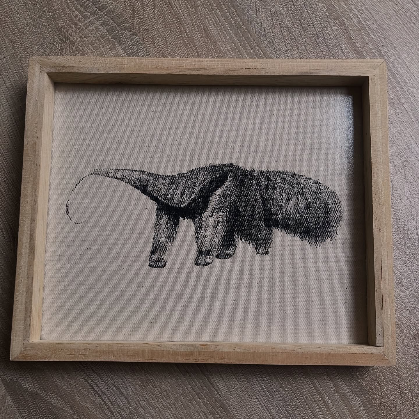 Cuadros de naturaleza
🌱 Un pedacito de monte en tu pared 🌱✨
Nuestros cuadros nacen de la contemplación de la naturaleza: cada trazo es memoria de un ave, de una hoja, de un río que nos recuerda lo sagrado de la vida.
Están estampados en serigrafía sobre lienzo, con tintas ecológicas, piezas hechas a mano, despacio, con la intención de que en tu hogar también habite la calma y la belleza del monte. 🌿
🌍 Una obra para ti, pero también un gesto de cuidado con la tierra.
Acá una muestra de 10 diseños
Material : madera reciclada de pino
Vidrio antireflejo
Medidas: 32cm X 27.5cm
#biodiversidad #colombia