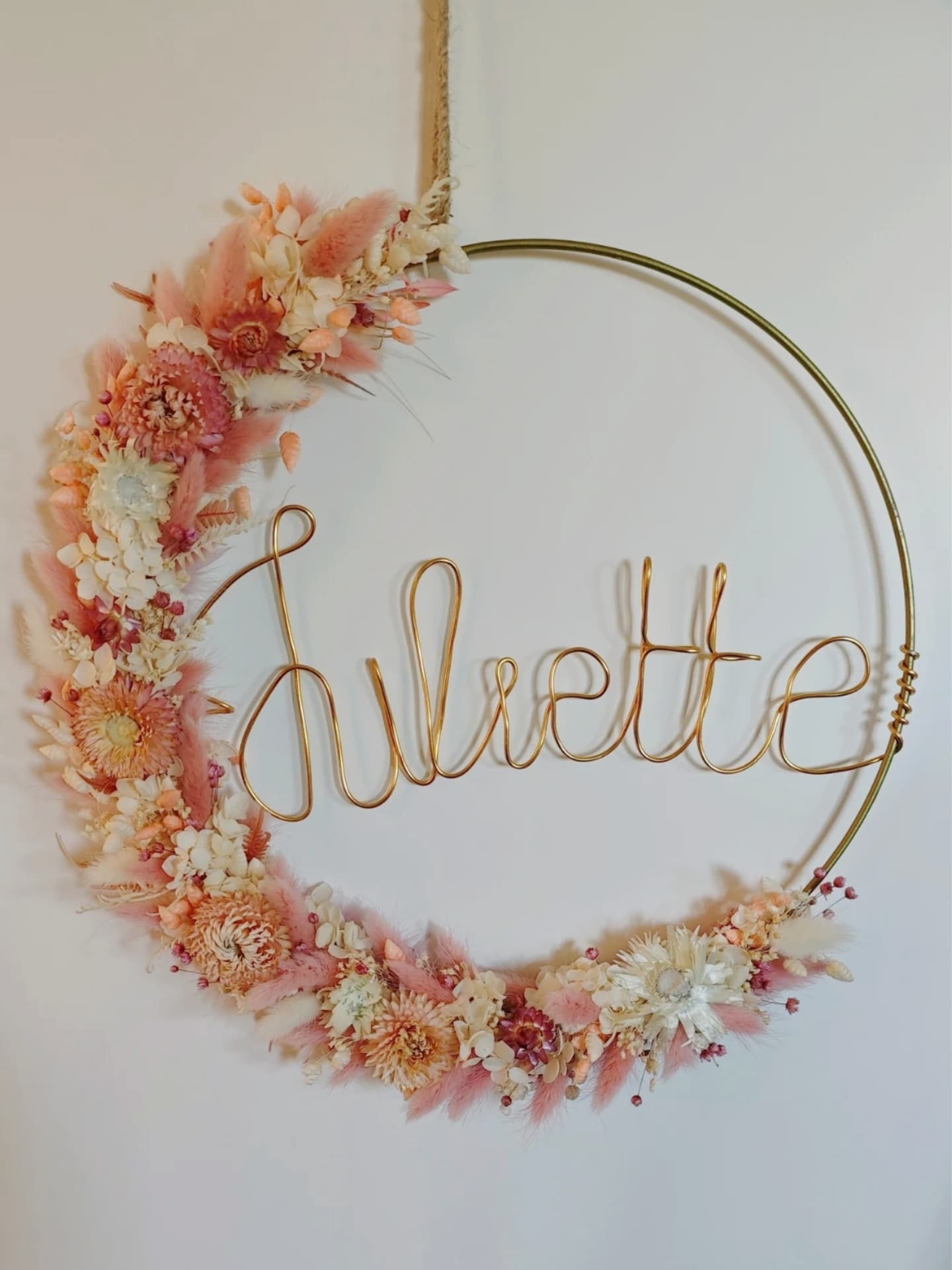 Une couronne pleine de douceur pour la petite Juliette 💐✨🌸🌷 un soupçon de poésie et une décoration délicate pour embellir son cocon 🎀
#couronnefleurssechees#decorationfleurssechees#fleurssechees#fleuristesuisse#douceur#universpoetique#creationflorale#chambrebebe#chambreenfant#suisse#vaud#fribourg#neuchatel#valais#berne#geneve#suisseromande#couronnepersonnalisee#