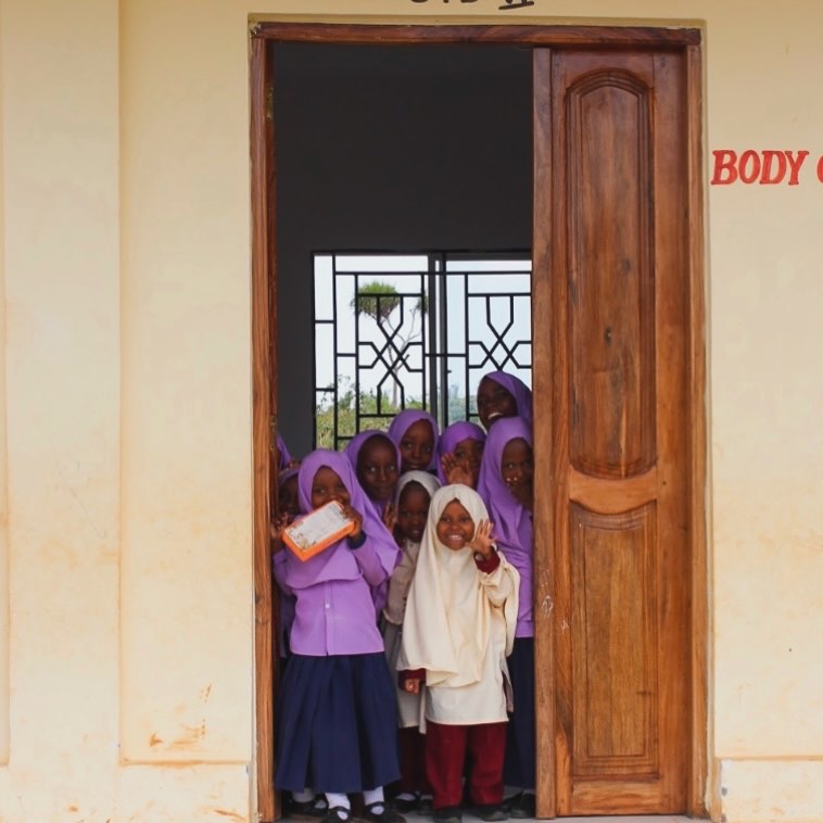 We think that children shouldn‘t grow up without love, care & education.
In Zanzibar, many orphanages receive zero government support. That means: No guaranteed food, no school supplies, no safe place to enjoy the childhood. 💔
With your help, we bring food 🍚, hygiene products 🧼, school materials 📚, but also something even more important and what children are appreciating the most: Time, love & attention.💫
We play, we listen and we make them feel seen.💕
✨ What’s coming next?
Basic English lessons 📘 & creative activities 🎨🎶 through our volunteers.
Let’s make a change together and give these sweet kids the future they deserve.🌍💚