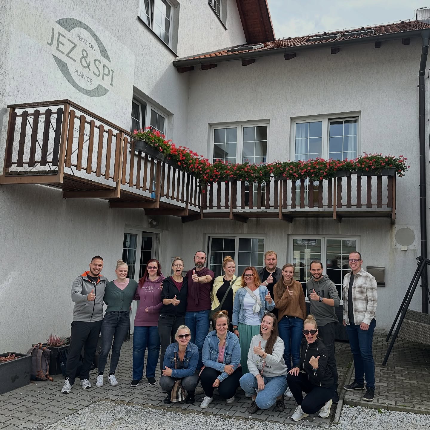 Brotas Fitness Kemp 🏋🏽♂️🧠🧖🏽♂️
~
Sporťáci, dobrá nálada a víkend plný energie! Takový byl Brotas Fitness Kemp a stálo to za to.🔥
Program byl:
🏋🏽♂️ Kruhové tréninky, které prověřily tělo i hlavu.
🧠 Neuro-training a sportovní protokoly, které se na internetu nedočteš.
🤓 Přednáška o silovém tréninku a lifestyle, která posunula naše vnímání tréninku o level dál.
💆🏼♀️ Wellness pro zasloužený relax.
🏅 Netradiční sporty a soutěže, kde se ukázalo, že jsme hlavně skvělá parta.
🃏 Volnočasové aktivity🍻
Byl to kemp, na který chceš jet příště taky. S tousto myšlenkou jsme ho s @jan__stanek dělali. A víš co je nejlepší? Tohle byl jen začátek. Další akce už se chystají. 💪🏽
Tak co, uvidíme se na příštím kempu? 👀
#brotasfitnesskemp #brotasfitness #kemp #kentoyafitness #cviceni #pohyb #posilování