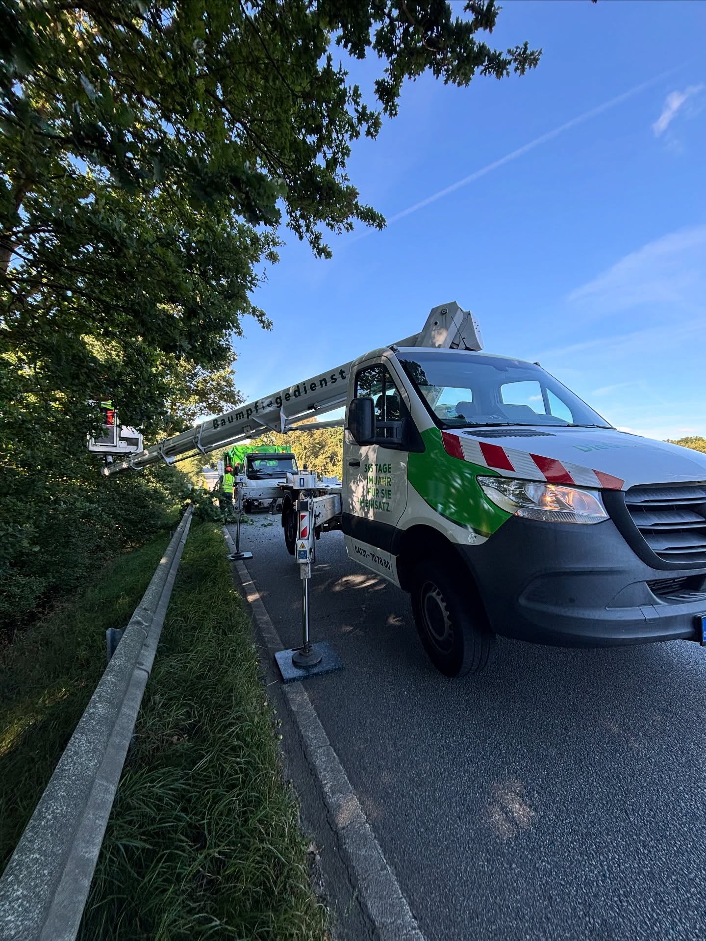 Baumpflege mit Verantwortung – Gollo unterwegs im Landkreis Harburg
Sicherheit und Nachhaltigkeit gehen bei uns Hand in Hand:
Aktuell ist unser Gollo-Team im Landkreis Harburg im Einsatz und führt entlang der Landesstraßen fachgerechte Baumpflegearbeiten durch.
Dazu zählen unter anderem:
🔸 Der gezielte Totholzschnitt
🔸 Das Herstellen des Lichtraumprofils
🔸 Die Pflege von Straßenbegleitgrün
Solche Maßnahmen sind nicht nur für den gesunden Erhalt der Bäume wichtig, sondern dienen auch der Verkehrssicherheit – gerade an vielbefahrenen Strecken.
💪 Mit unserer Erfahrung, moderner Technik und einem motivierten Team sorgen wir dafür, dass Bäume dort stehen bleiben können, wo sie hingehören: gesund, verkehrssicher und landschaftsprägend.
📍Heute z. B. an der L216 im Einsatz.
#TeamGollo #Baumpflege #LandkreisHarburg #Verkehrssicherheit #GartenundLandschaftsbau #Grünpflege #Lichtraumprofil #ZTVBaumpflege #Straßenbegleitgrün #GartenbauLüneburg #gollogartenbau