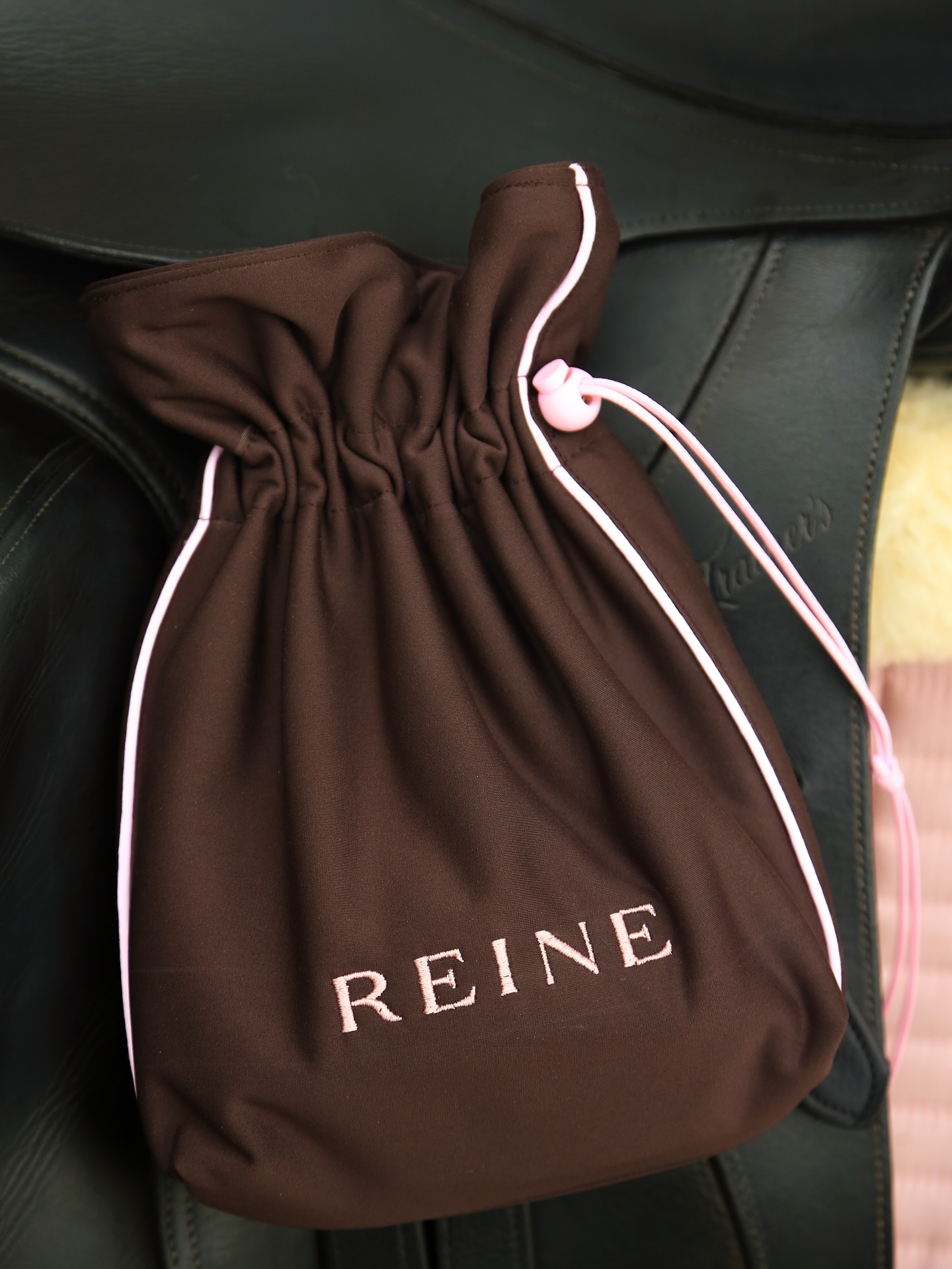 Meet the newest Reine essential: our stirrup guards. ✨
Designed in stable with a touch of rose, they slip over your stirrups to keep your saddle pristine - no scuffs, no scratches, no dust. Just polished perfection, even when you’re not riding.
A small detail, a big difference, and a signature Reine finish 🎀