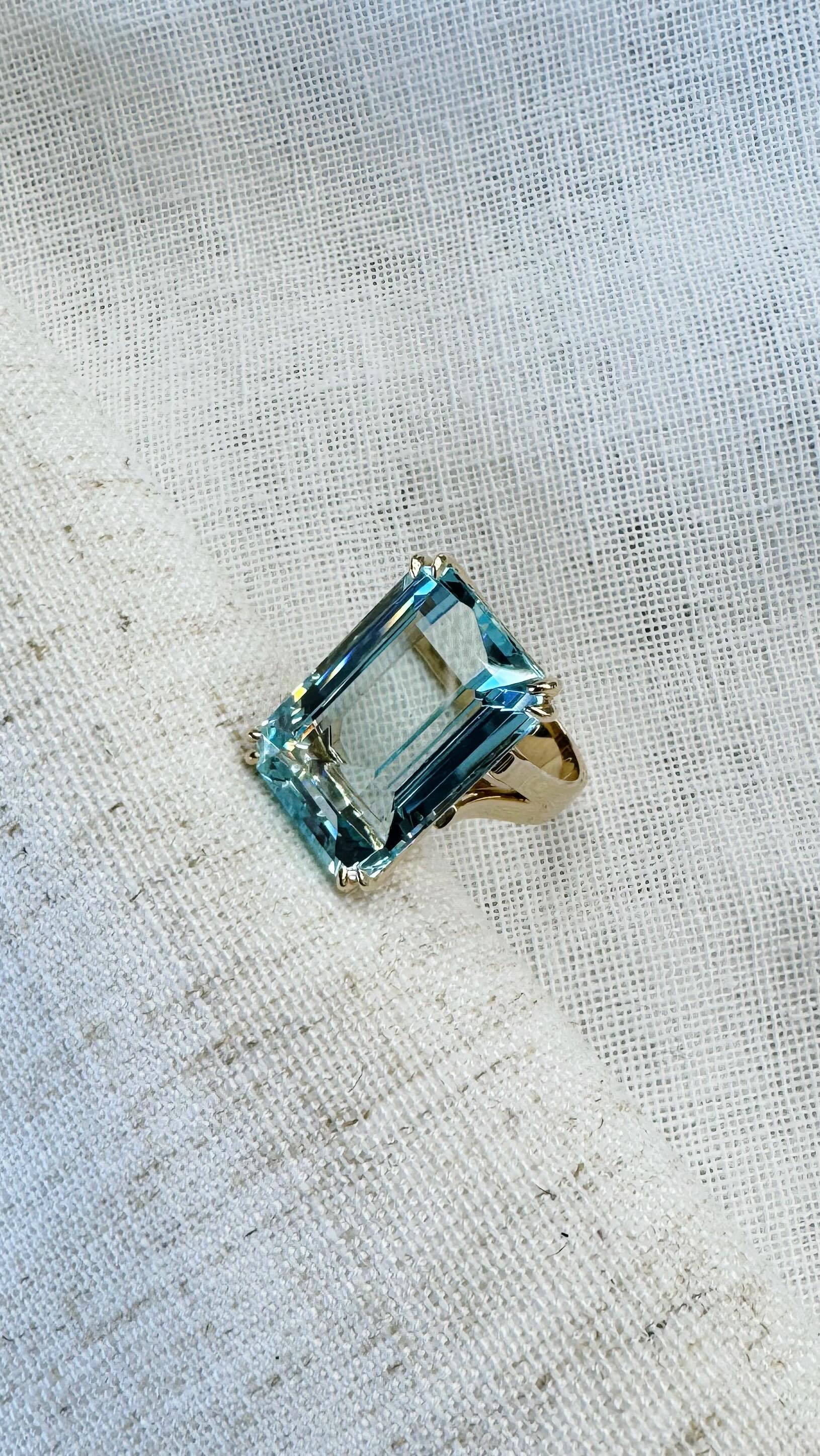 Chef d’œuvre 🩵 Bague en or jaune massif sertie d’une aquamarine taille émeraude de 37ct naturelle✨ Une création qui allie puissance et élégance, où la transparence cristalline de la pierre rencontre la chaleur de l’or.
#aquamarine #statementring #oneofakindjewelry