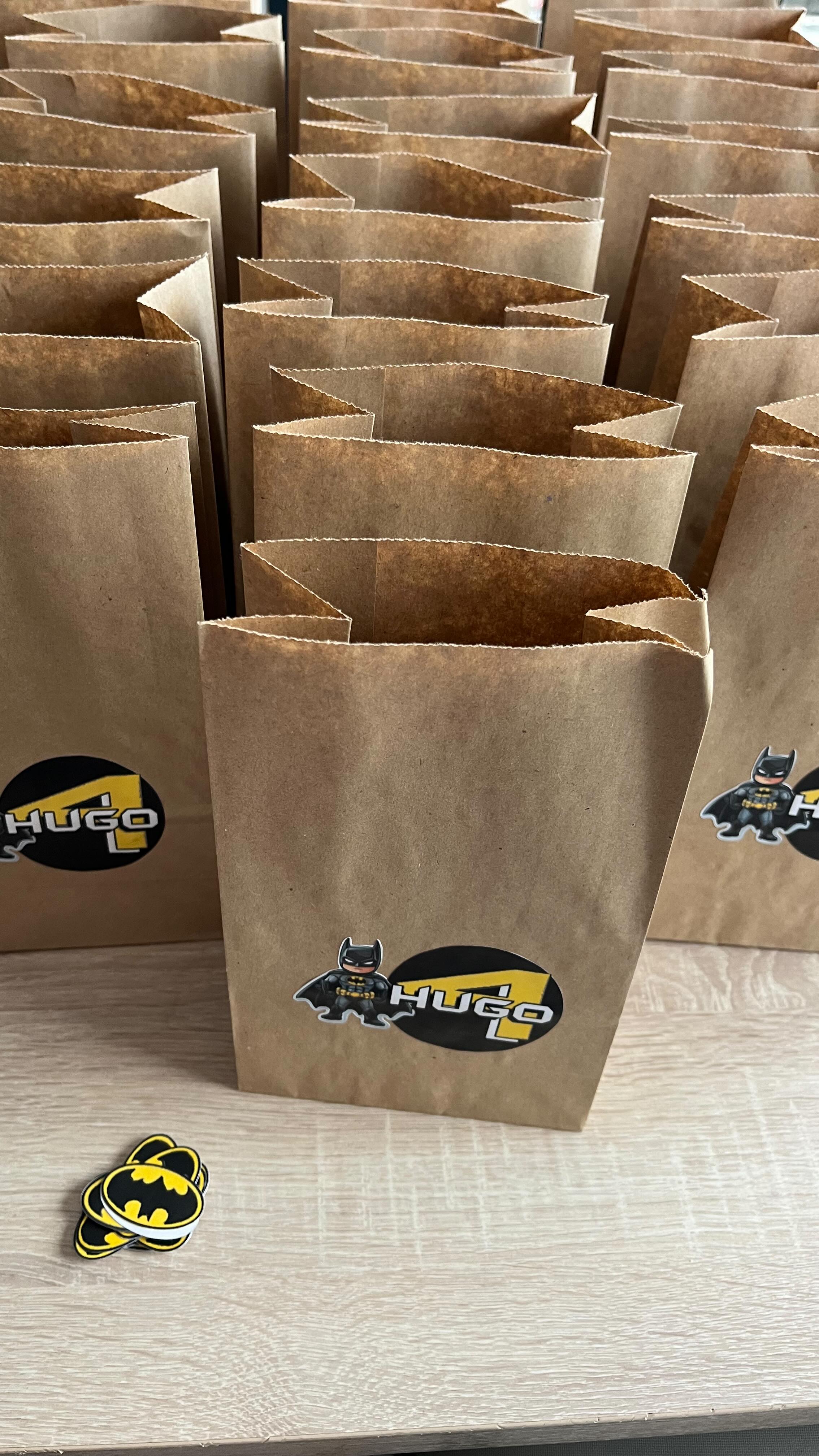 🦇BOLSITAS DE CUMPLE🦇
¿Buscas ideas para regalar a los amiguitos que vayan al cumple de tu peque? 💡
Te muestro lo que incluí para el cumple de 4 años de mi hijo:
🍬 Una bolsita de chuches
🍫 Lacasitos personalizados
🖍️ Lápices de colores personalizados
🎨 Librito de pintar personalizado
🎁 Regalito personalizado
¿Y tú? ¿Qué has incluido en la bolsita?
Si buscas regalos personalizados, visita nuestra web o escríbenos por MD, estaremos encantadas de prepararos el detallito perfecto 🥰