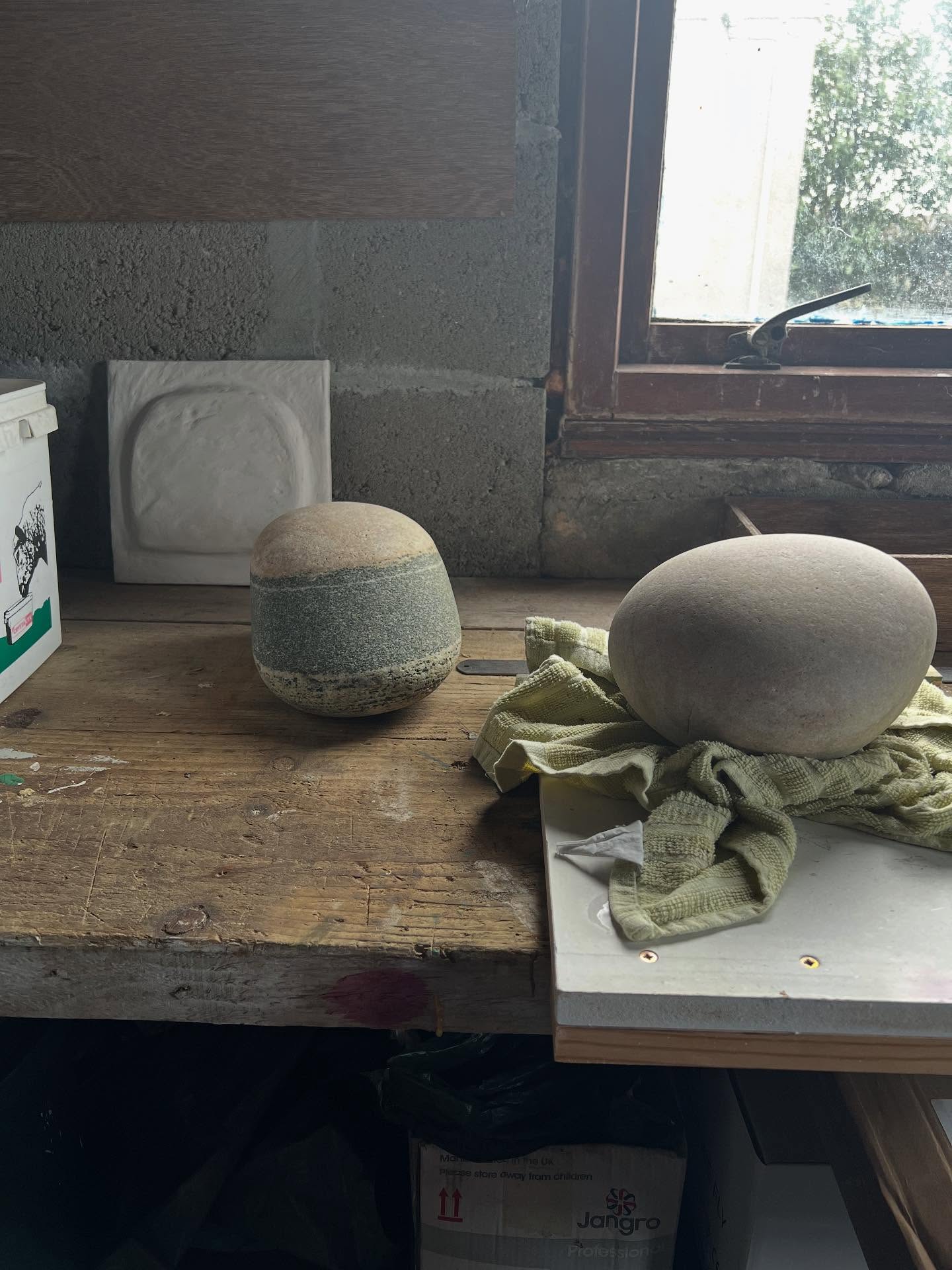 imrich /imirʲɪç/
boir. gin. -e, iol. -ean
1 (act of) migrating 2 migration 2 (act of) flitting, moving house, removal 3 effects (i.e. object moved in flitting, esp. for moving to a shieling)
Shots from my temporary studio set up.
Cobbles ready for carving
✨Exciting new studio ✨ being dreamt up, stay tuned for more on that...
#gàidhlig #gaelic #placebased #studio #wip #artiststudio