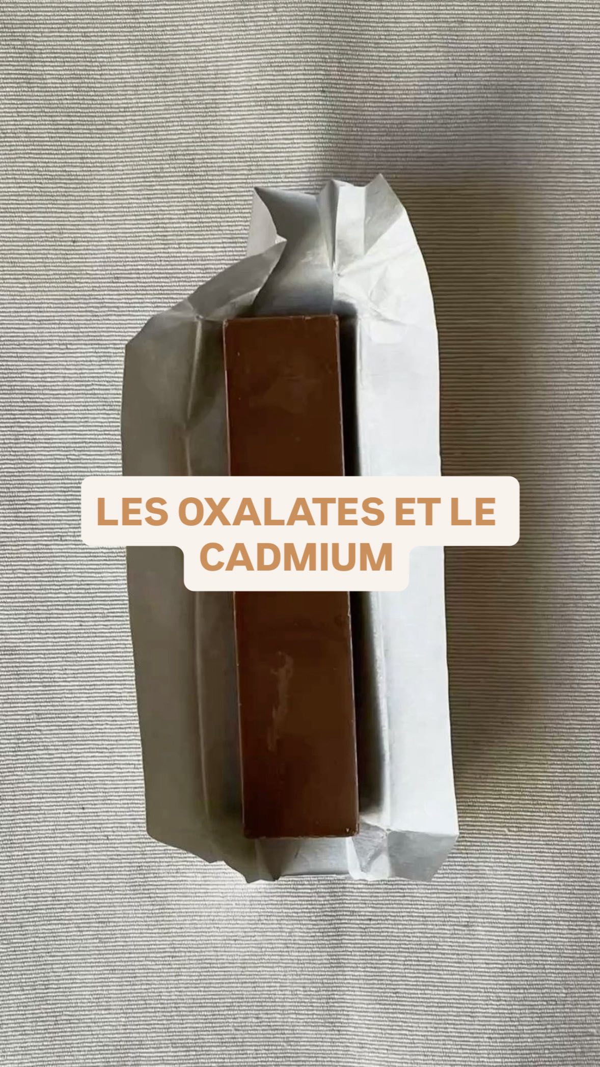 Chocolat = oxalates et cadmium! Peu importe... Profitez- en! 🍫
🍫Si vous mangez un peu de chocolat noir après votre repas, c’est que je peux probalement vous félicitér.
🍫C’est que vous faites attention à votre santé, vous mangez probablement peu de bonbons, glaces, biscuits, gâteaux...
🍫Le véritable fléau c’est bien cela: l’excès de sucre et la malbouffe. Mais aussi trop de pain, pâtes, céréales...
🍫Donc, profitez de votre carré de chocolat noir au quotidien. Le problème n’est pas là pour beaucoup de gens.
🍫Les messages qui défilent sur les réseaux sont très anxiogènes.
🍫On essaie de prendre soin de sa santé et au final on entend constamment « ne mangez pas ceci ni cela », c’est stressant et on ne sait plus quoi manger.
🍫Mangez varié, mangez brut, cuisinez et ne réfléchissez pas trop et tout ira bien.
De la viande de qualité, du bon poisson, des œufs omégas 3, des légumes variés, un peu de fruits, un peu d’oléagineux, un peu de chocolat noir.
🍫Et puis de temps en temps, en pleine conscience et sans culpabilité, mangez votre péché mignon et savourez le.
-
#oxalates #cadmium